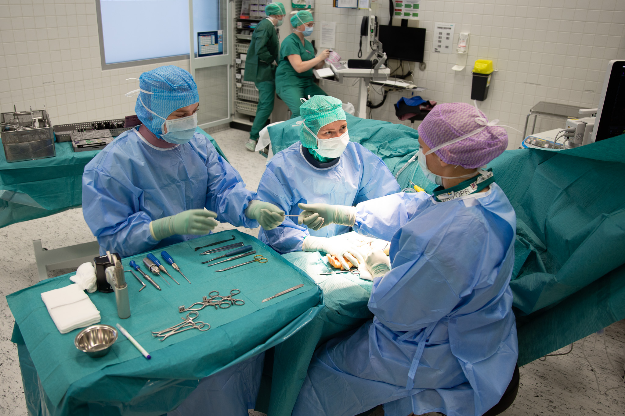 En gruppe kirurger som utfører kirurgi