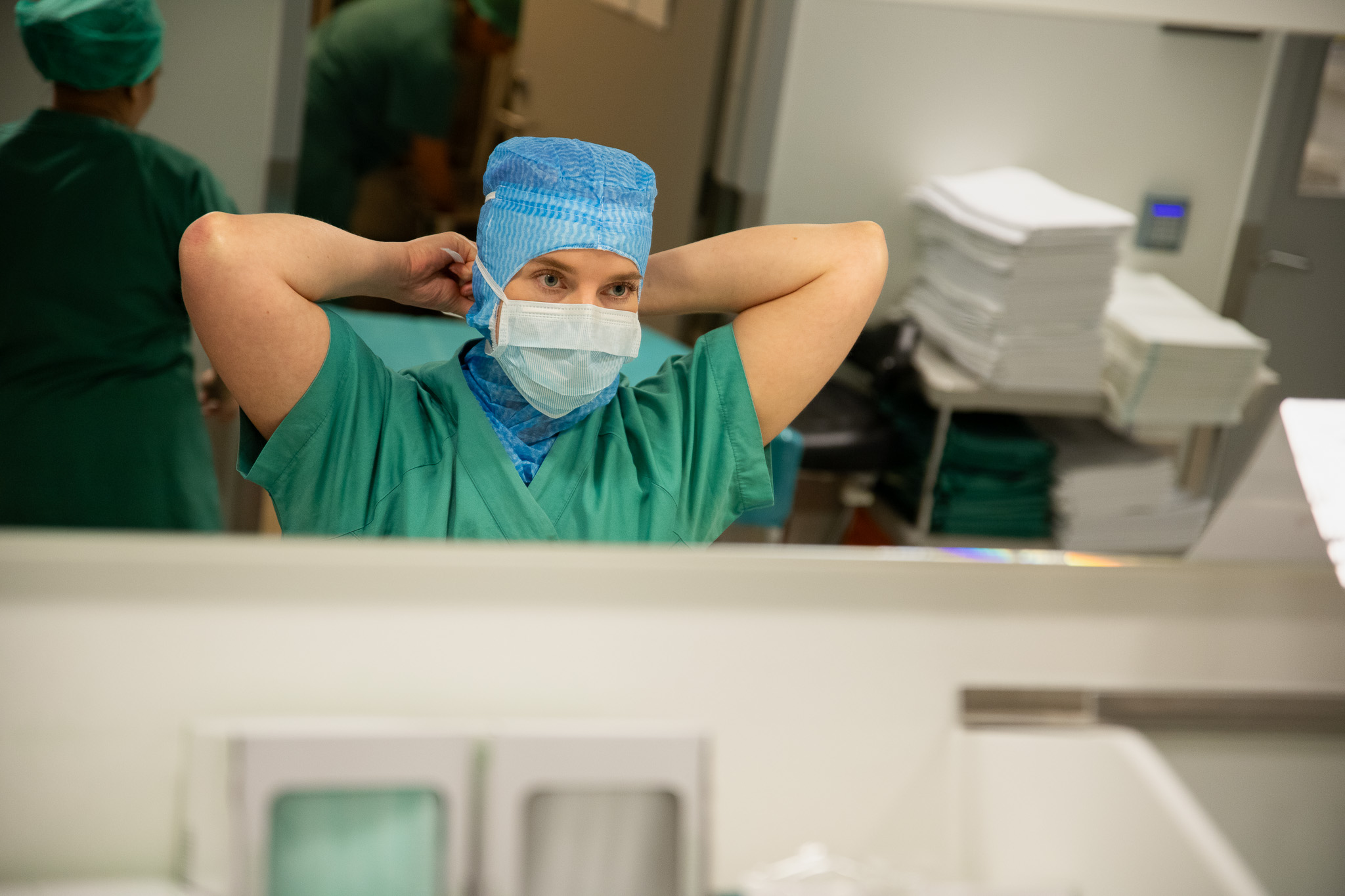 En person som har på seg munnbind