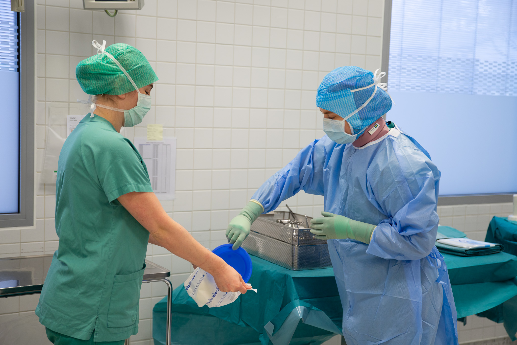 Noen få kirurger som utfører kirurgi