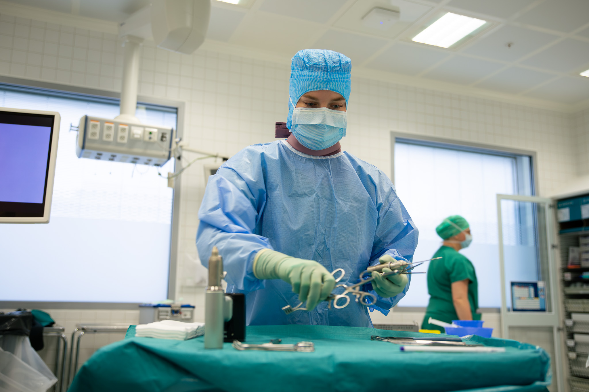 En person i maske og hansker