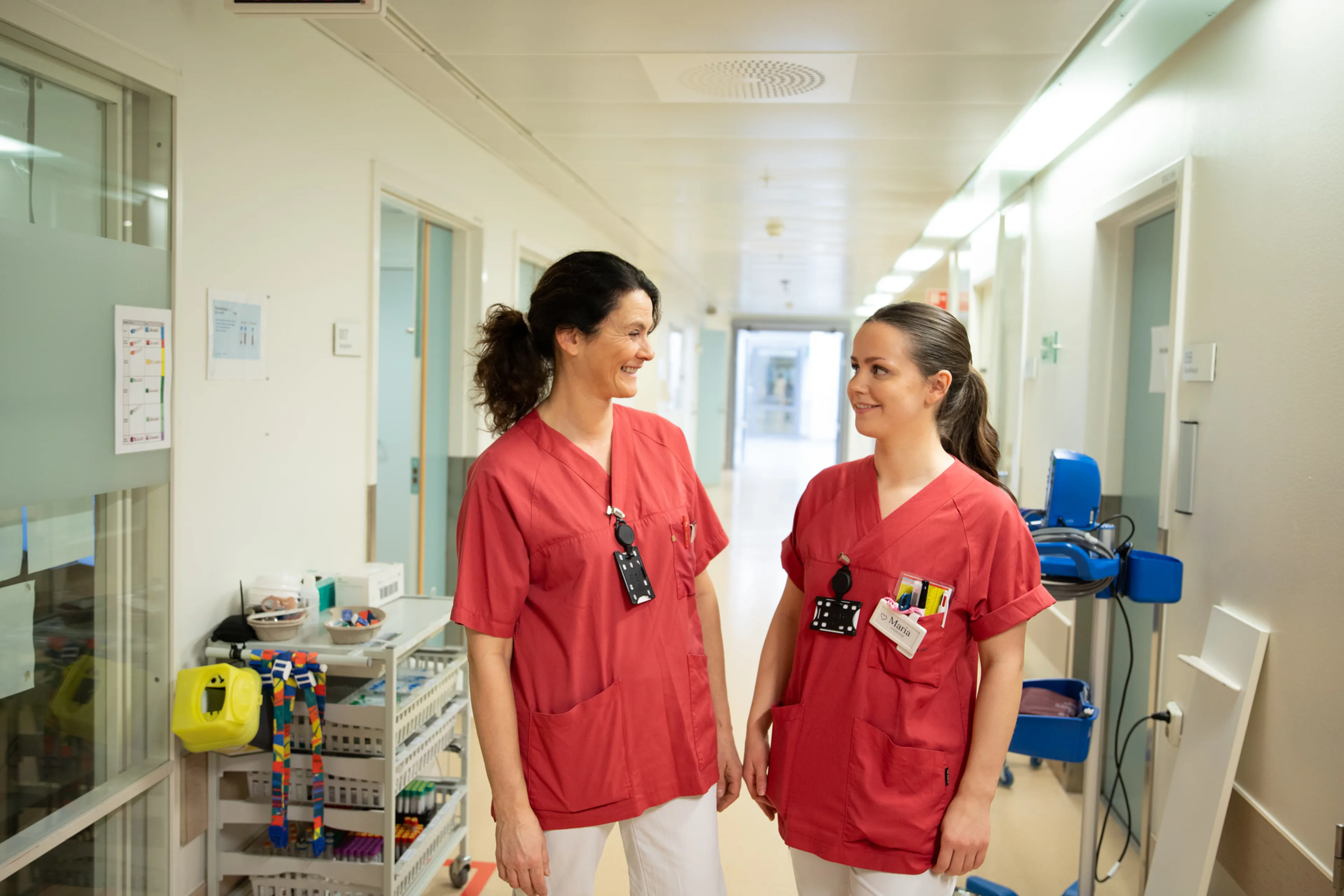 Noen få kvinner i røde skjorter