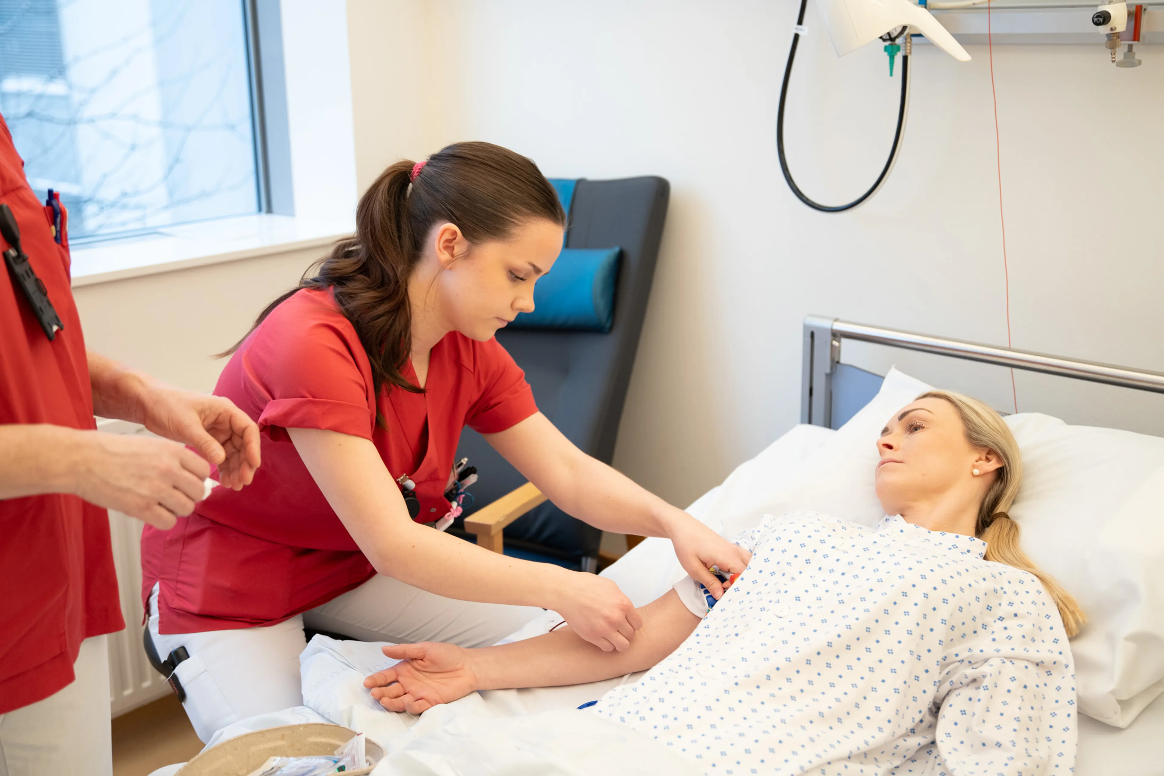 En person som tar seg av en pasient