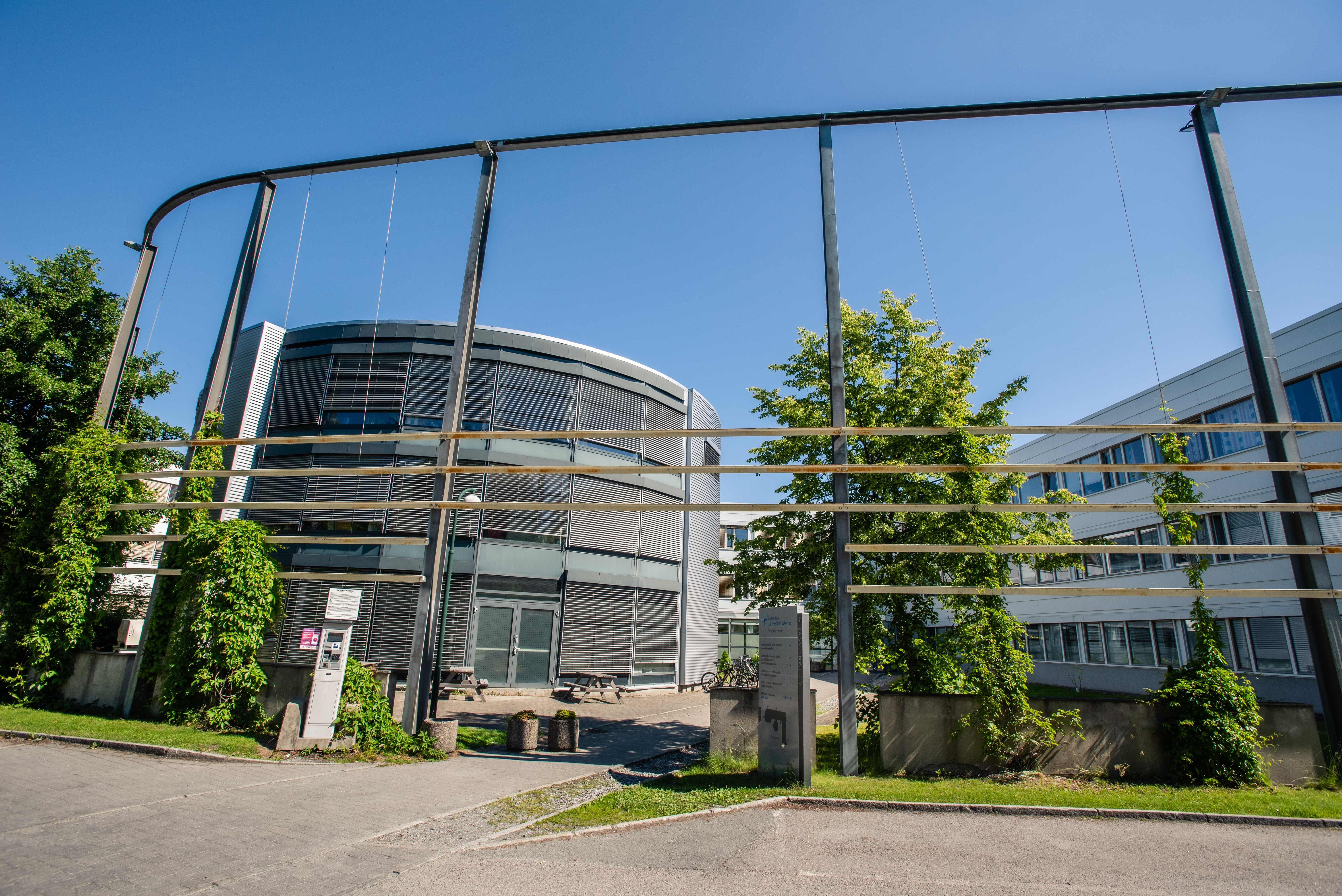 Fasade og inngangsparti av et bygg