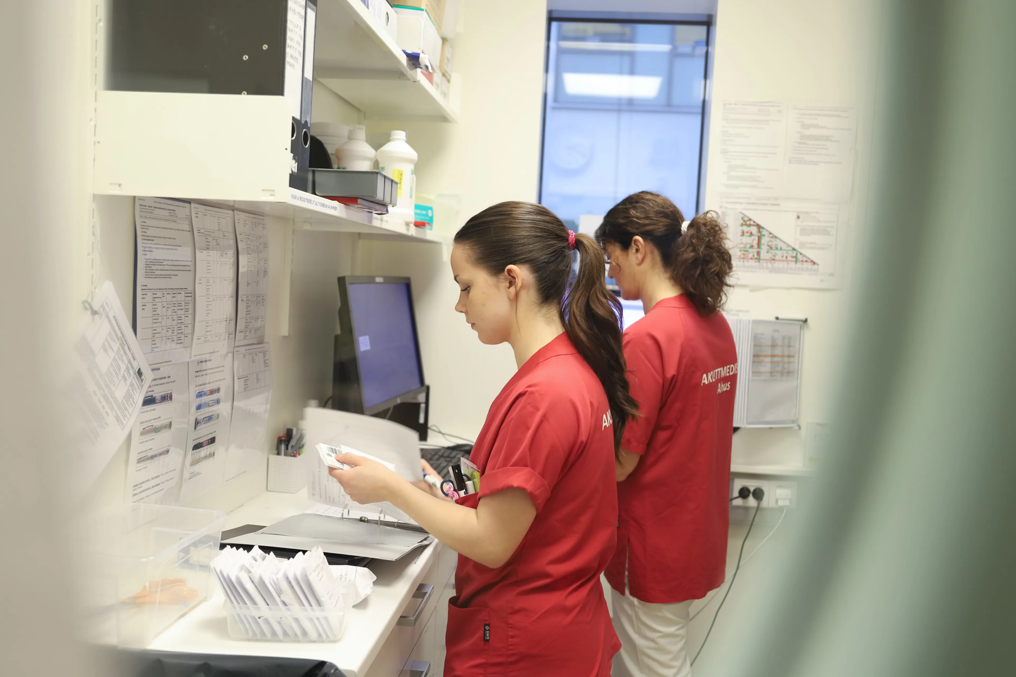 Noen få kvinner i et rom