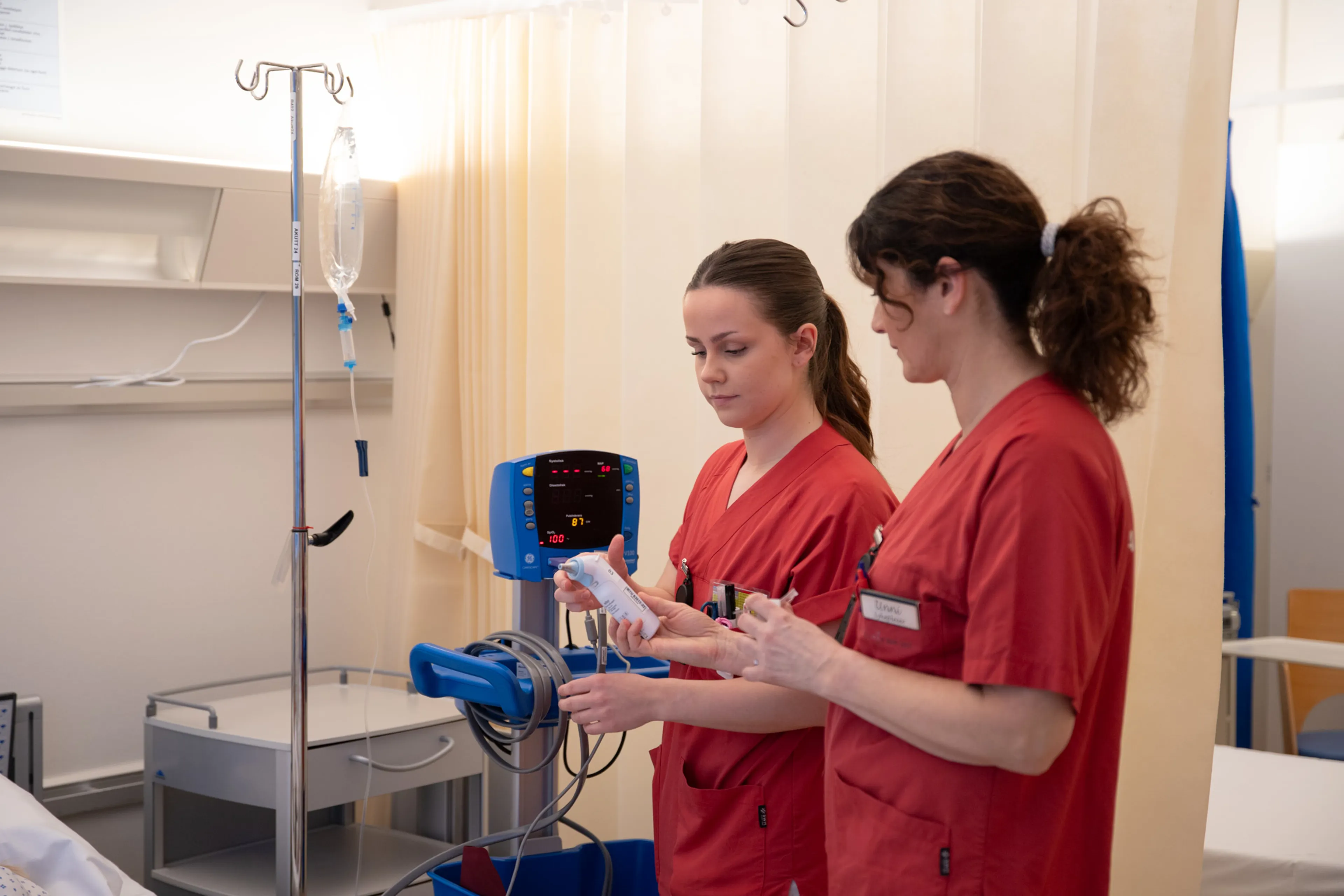 Noen få kvinner i røde frakker