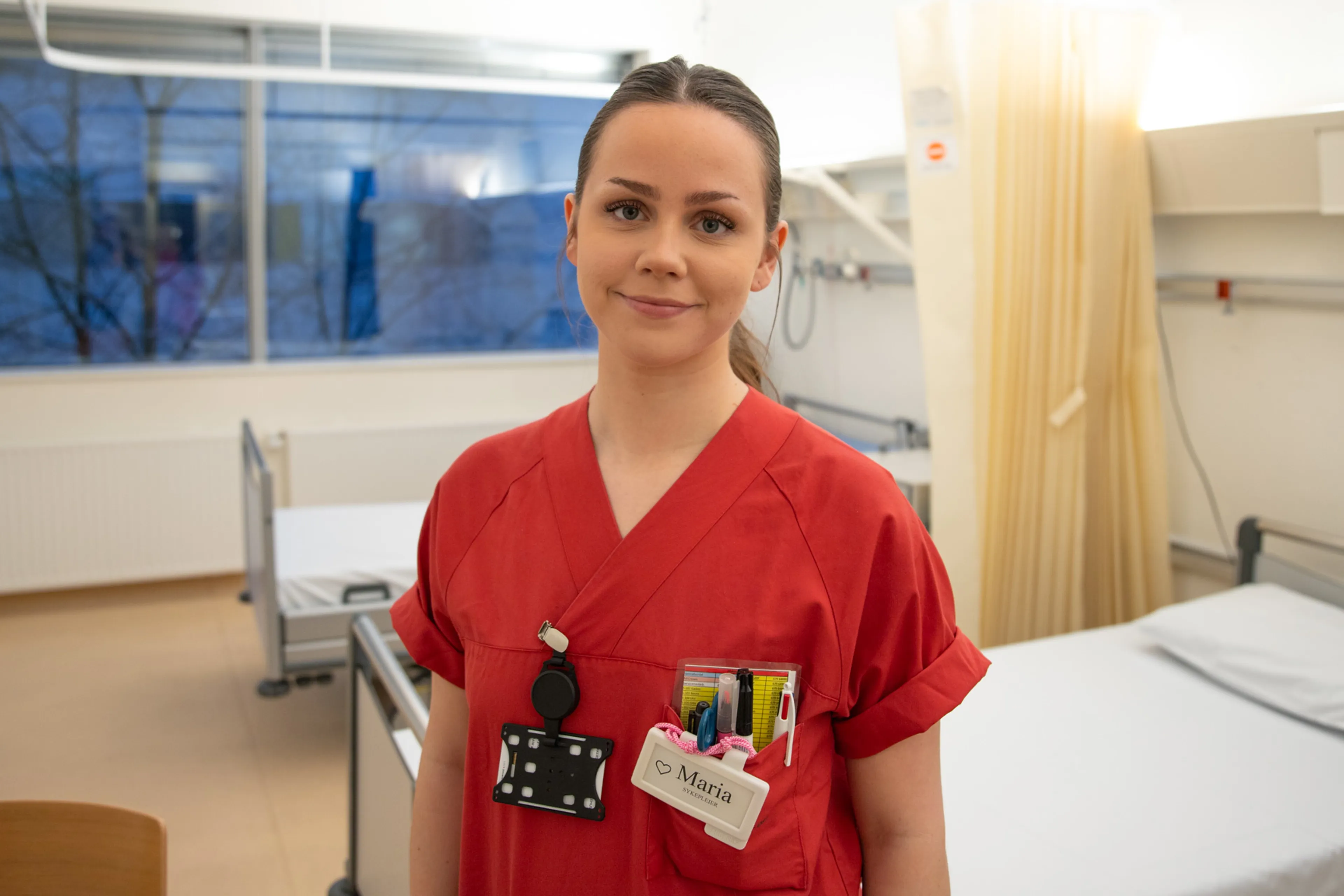 En person som har på seg en rød skjorte