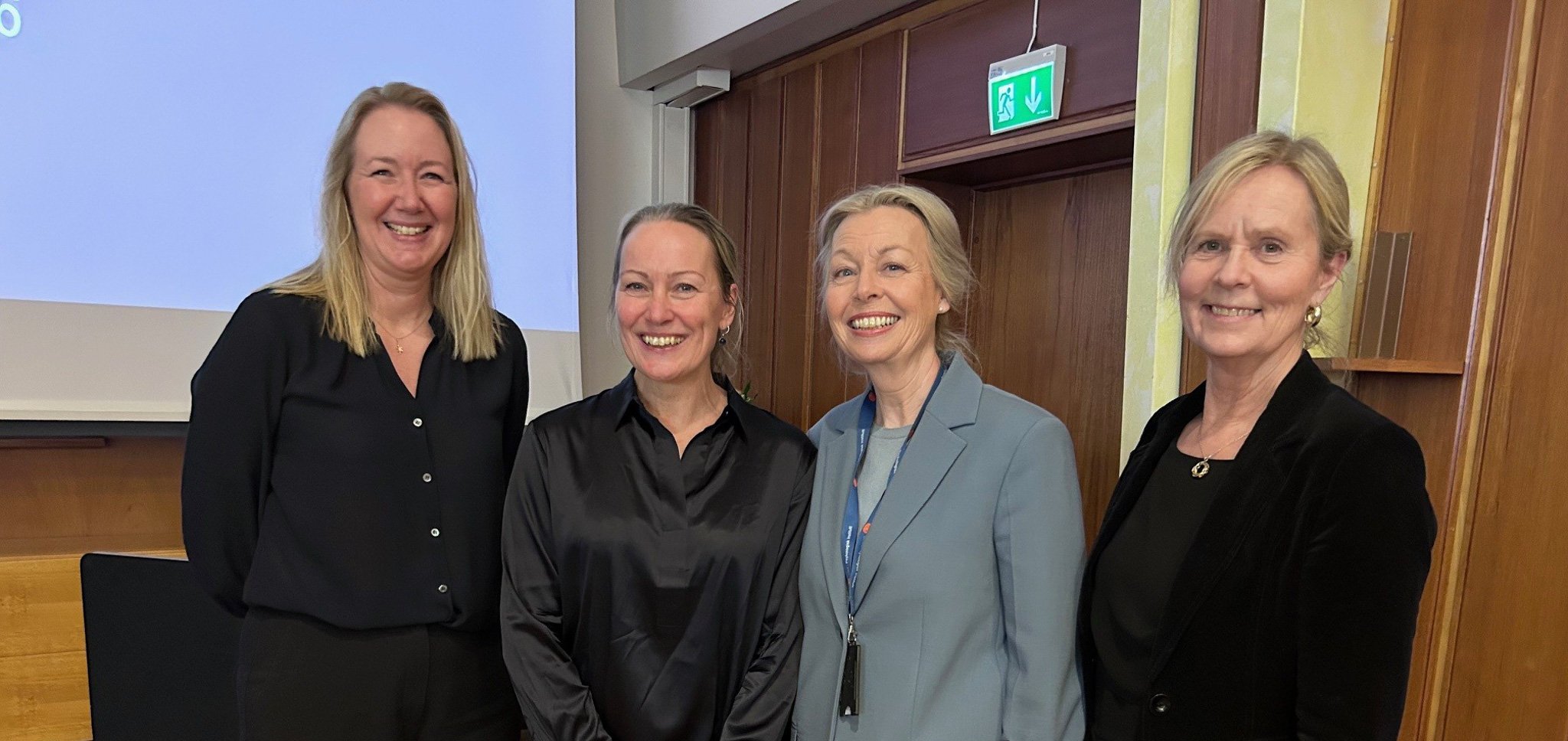 En gruppe kvinner som smiler