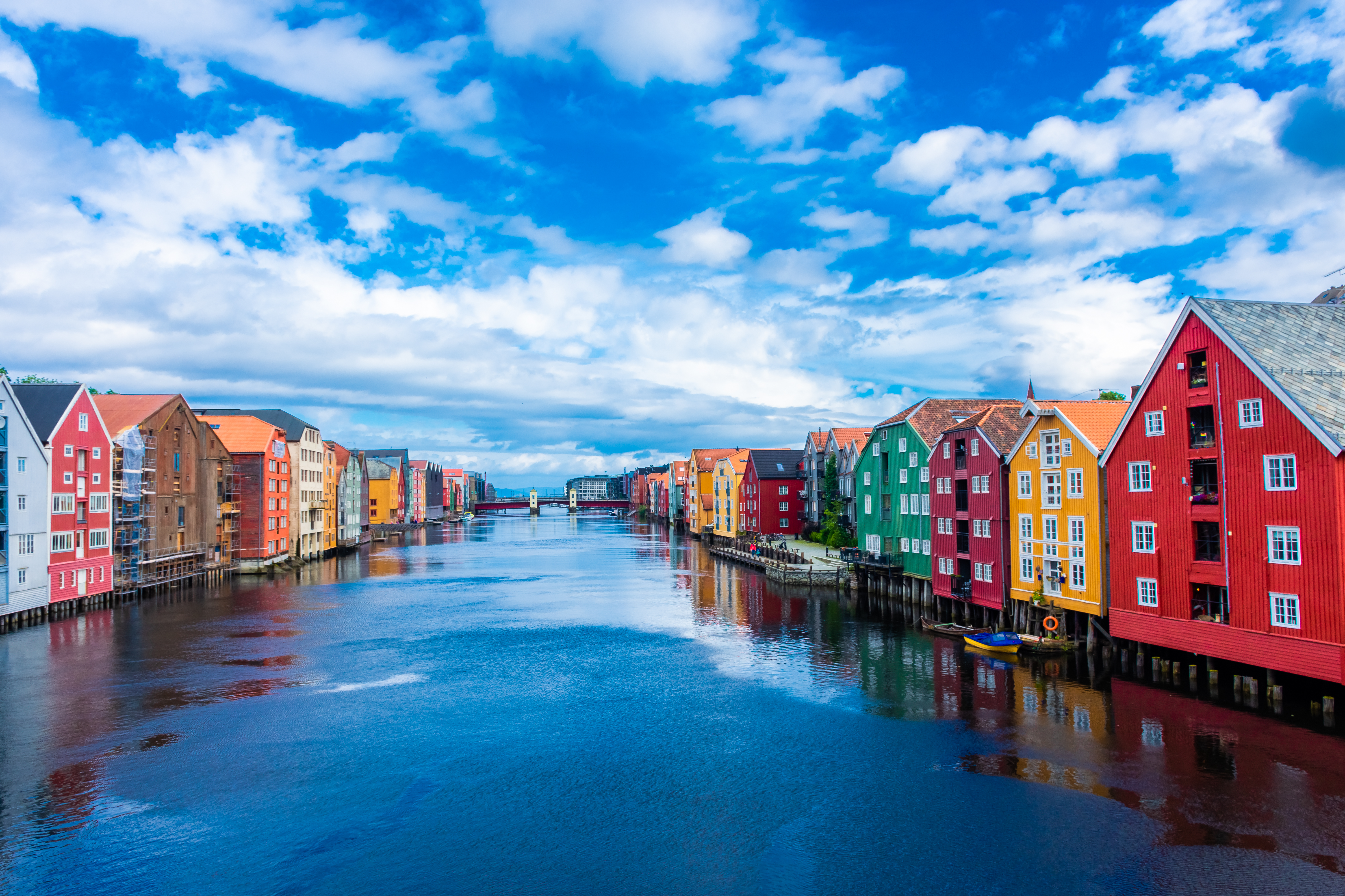 Bilde av sentrum av trondheim. Bilde av vann i midten og hus på hver sin side av elva.