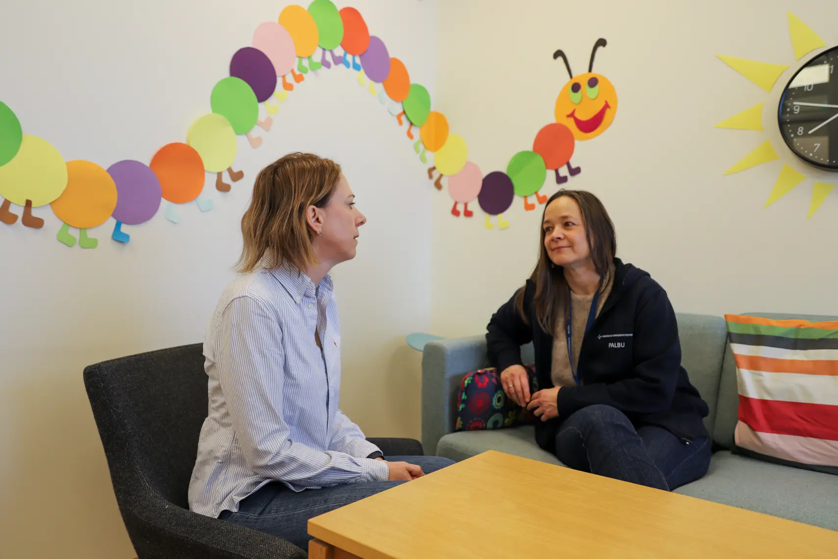 ansatt i samtale med pårørende