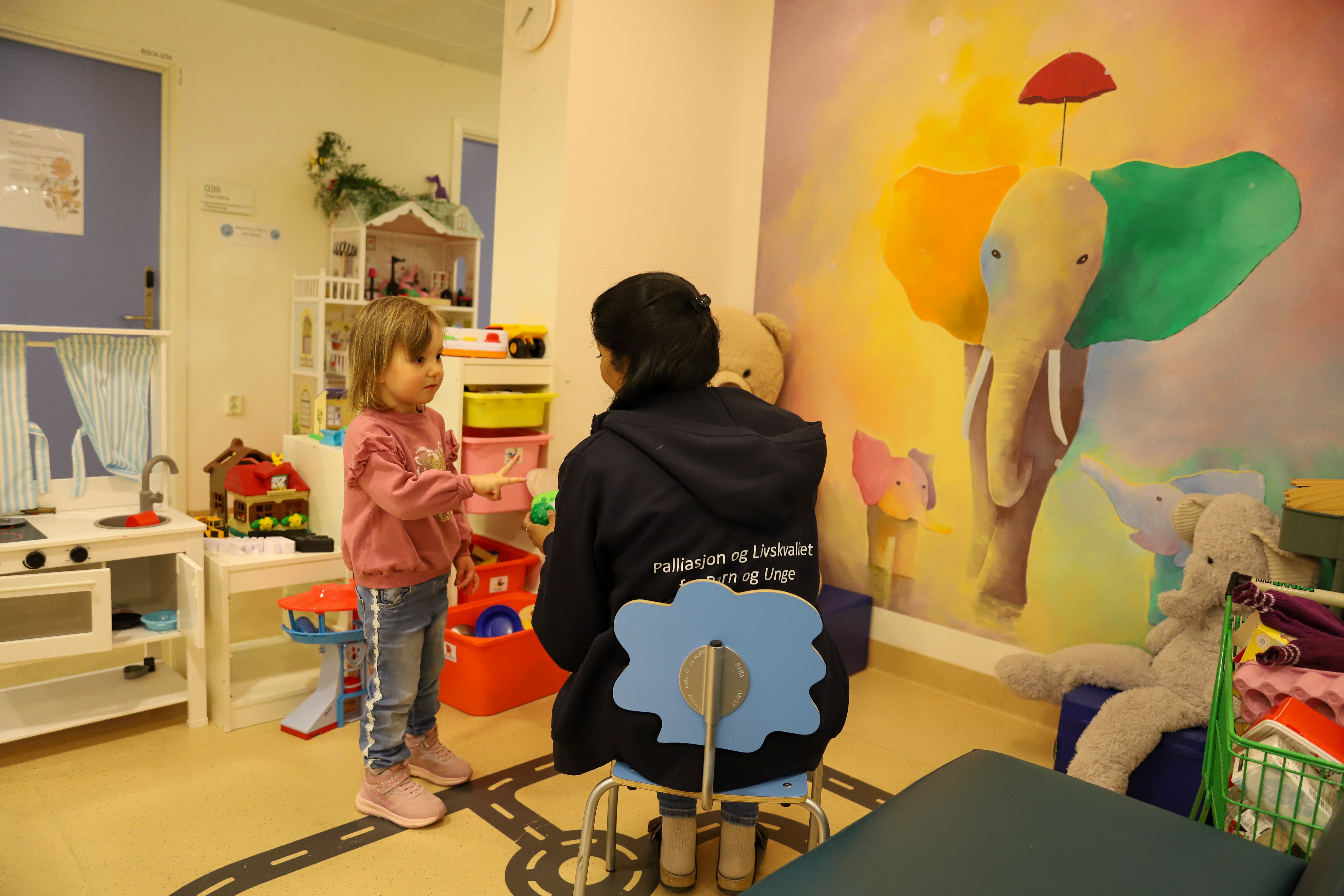 ansatt leker med barn