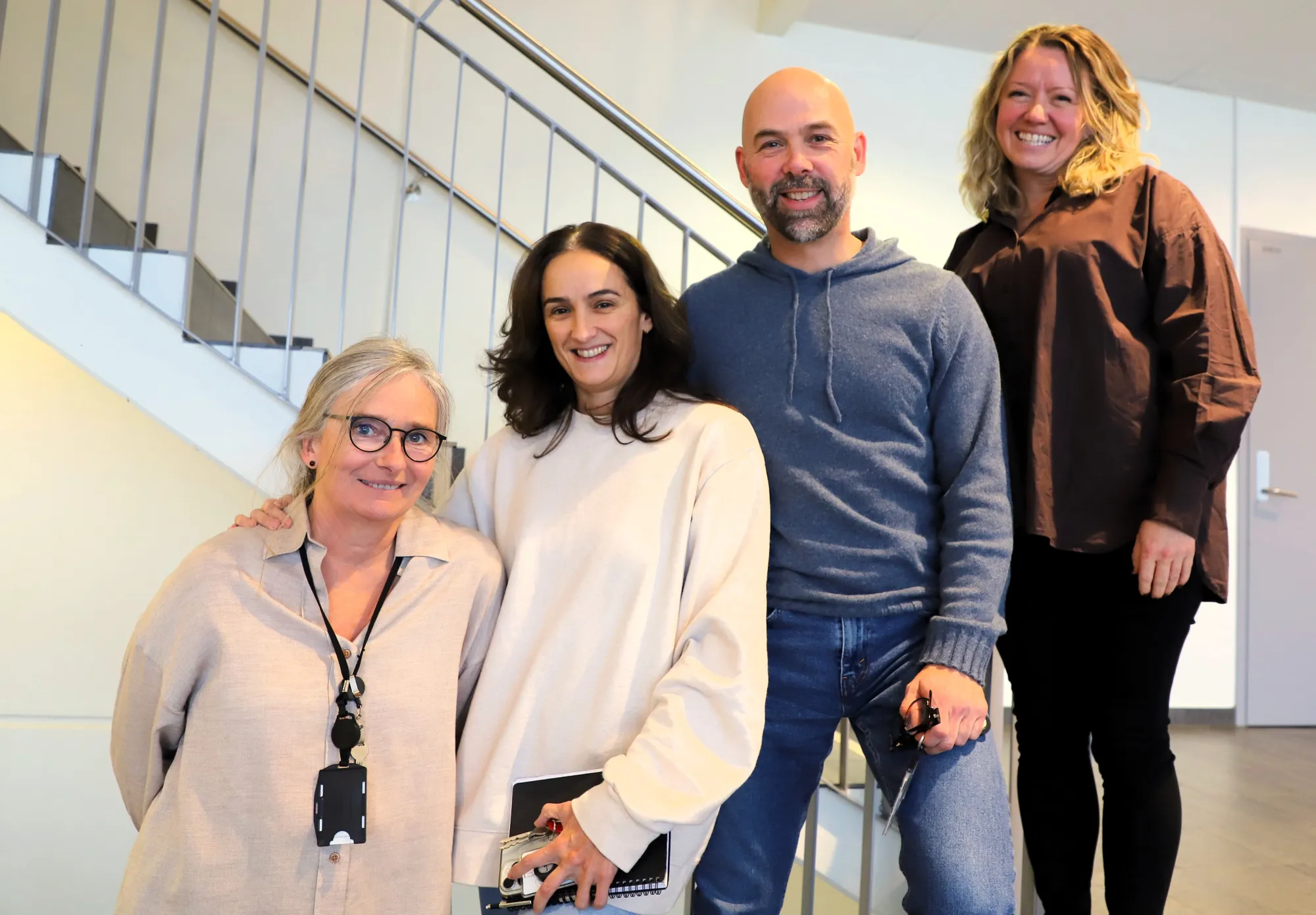 En gruppe mennesker som poserer for et bilde