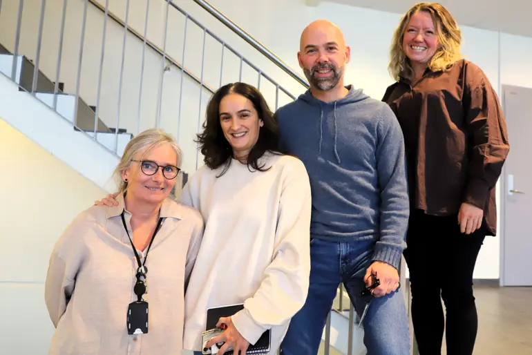 En gruppe mennesker som poserer for et bilde