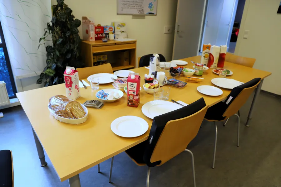 Et bord med tallerkener og mat på