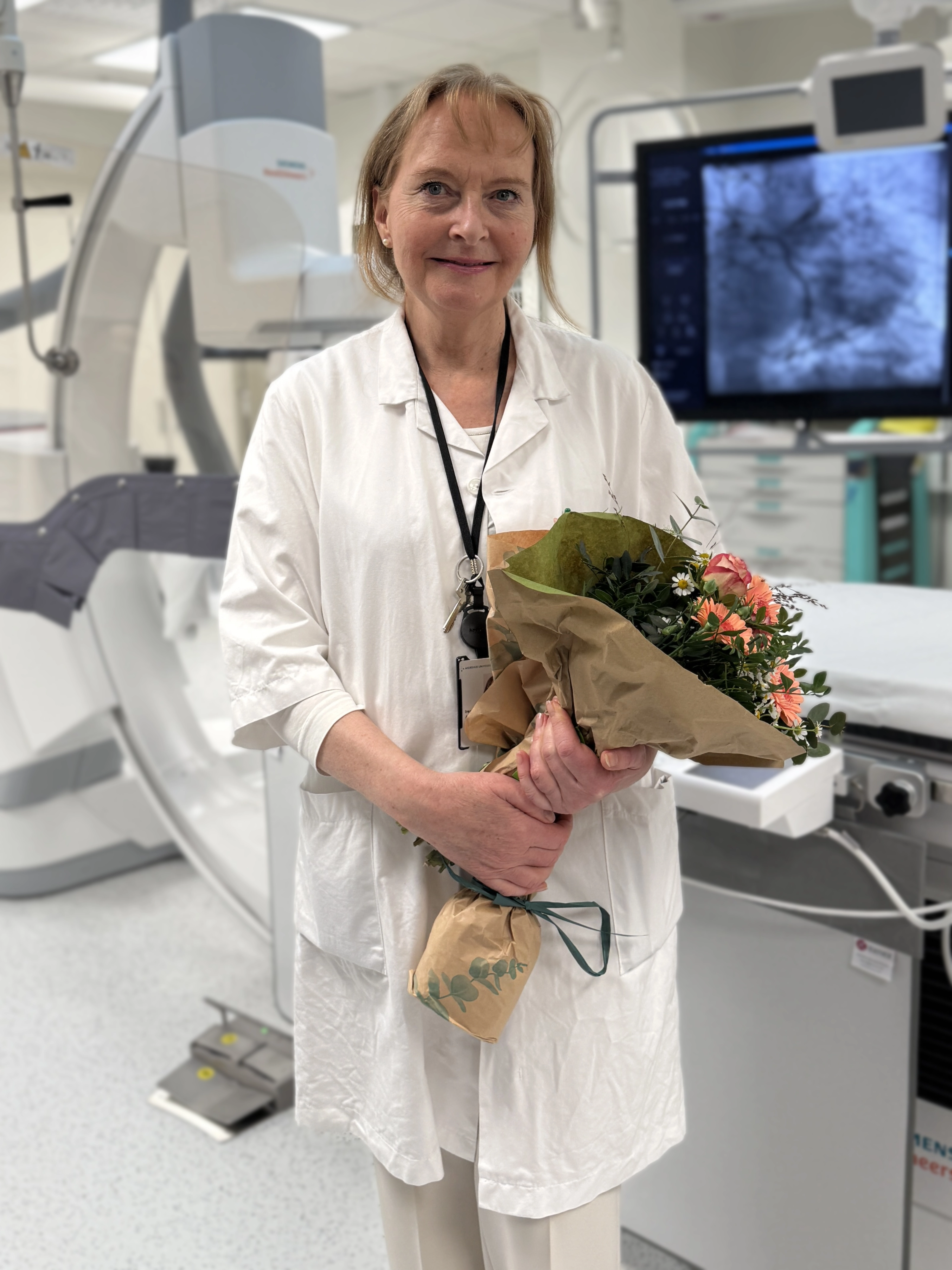 En person som holder en blomsterbukett