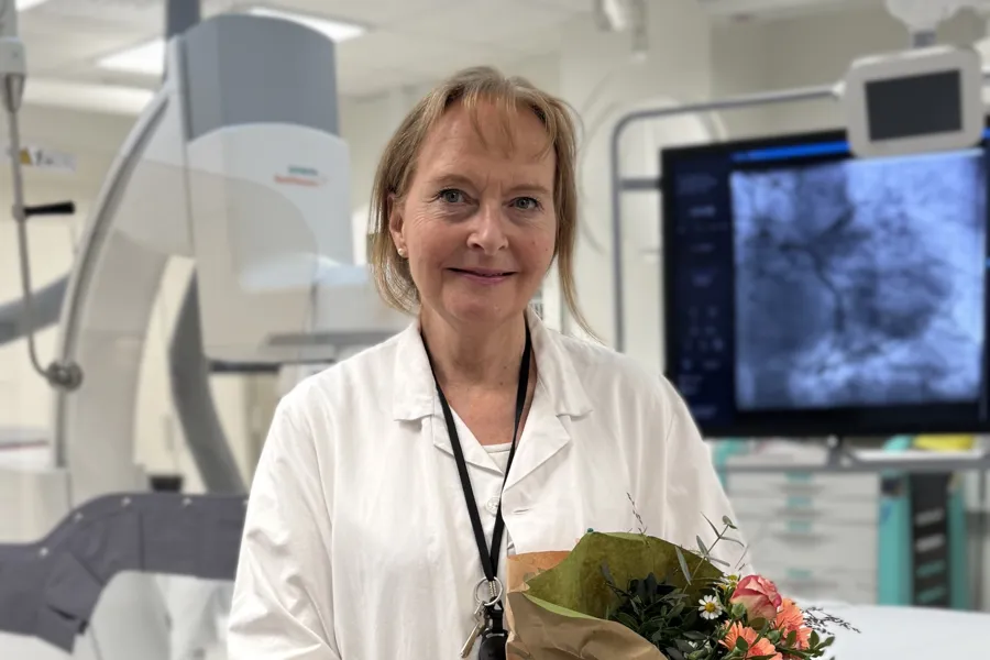 En person som holder en blomsterbukett