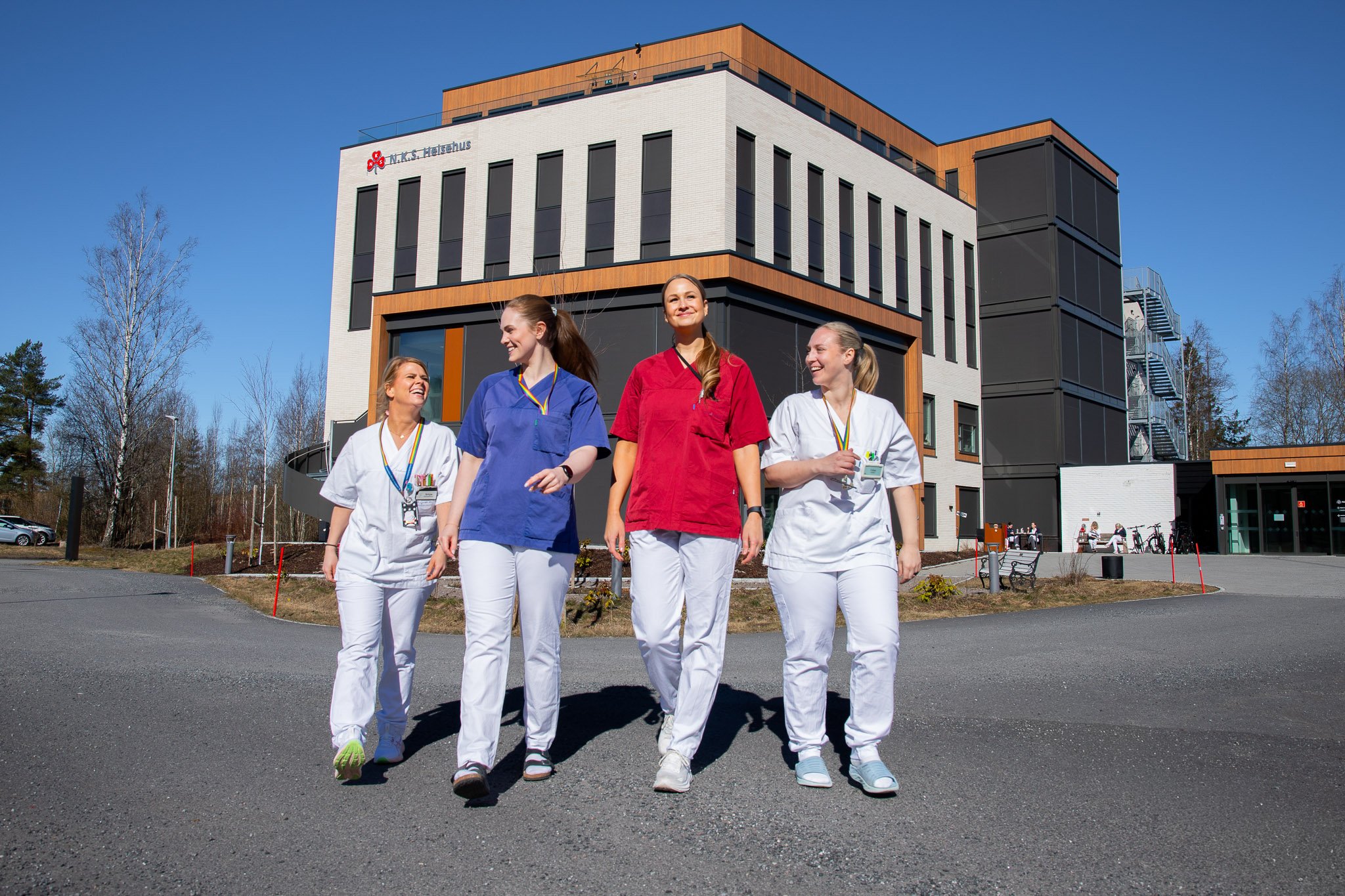 Gruppebilde av hjemmerehabiliteringsteamet foran NKS-bygget ved Ahus