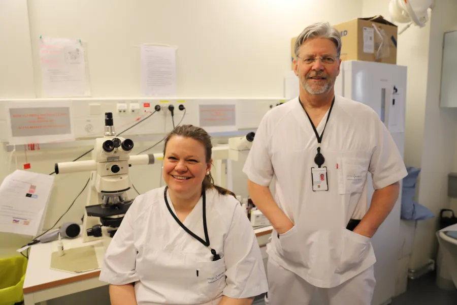 Bildet viser Kaja Therese Skjelsbæk-Rattan, konstituert overlege ved mikrobiologi og smittevern ved Ahus, sammen med overlege og avdelingsleder Jan Erik Berdal