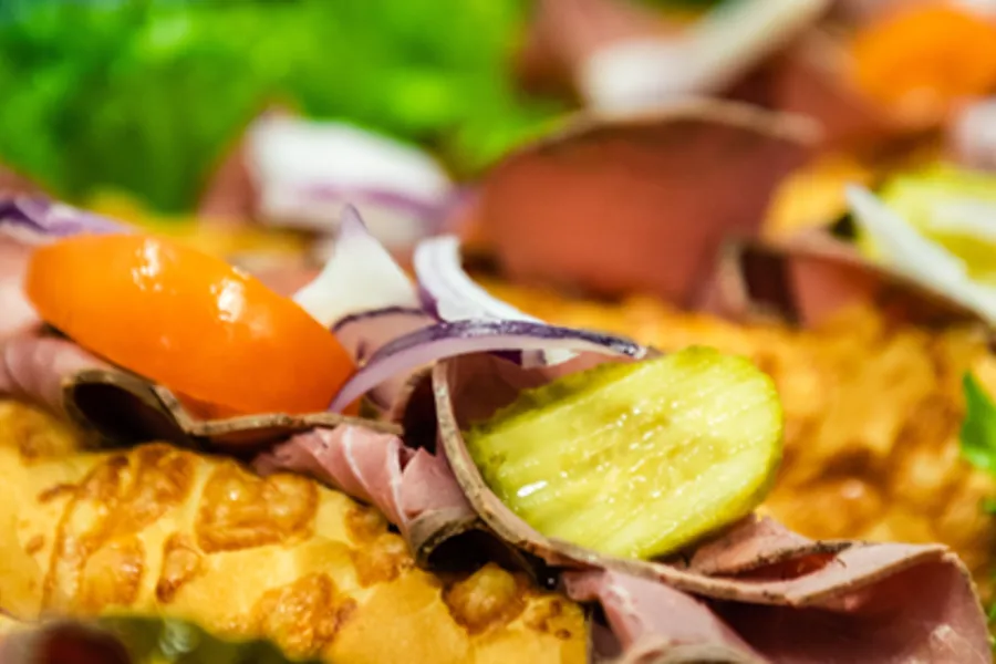 En tallerken med mat