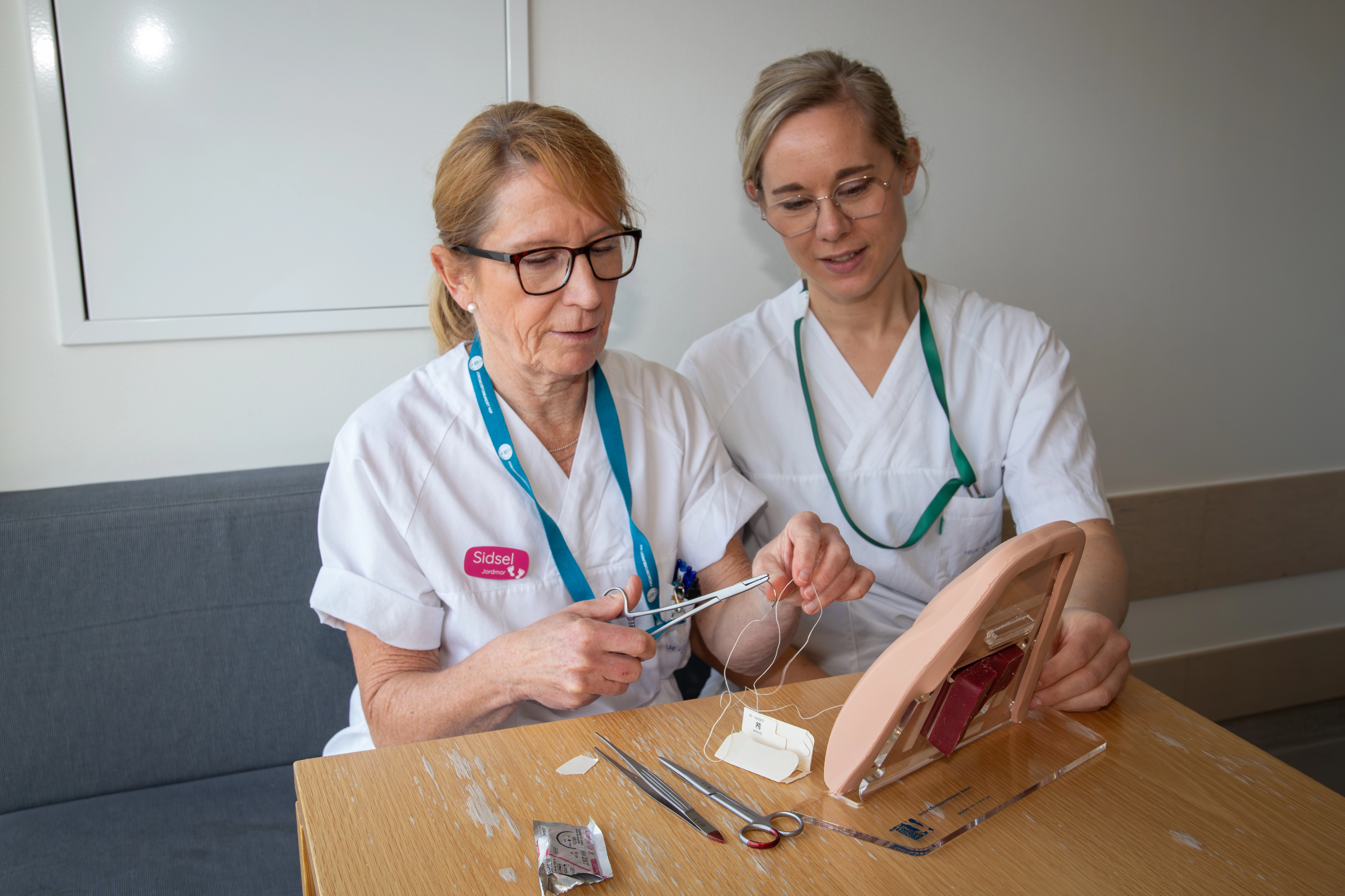 Marthe veileder i suturteknikk