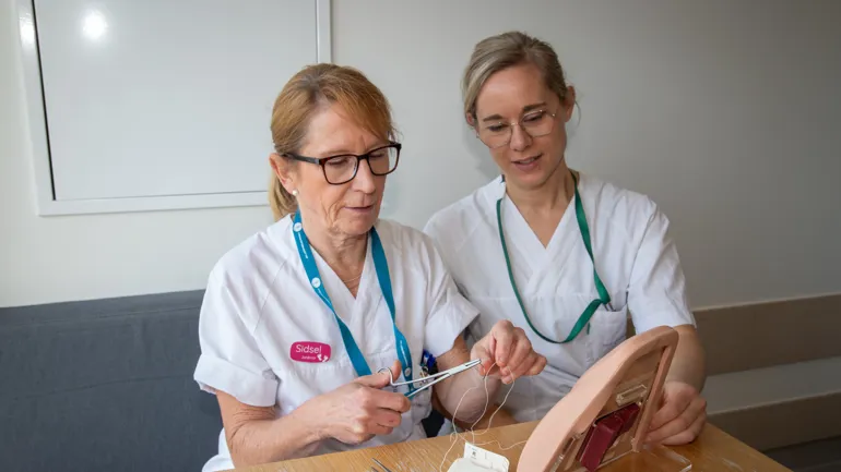 Marthe veileder i suturteknikk