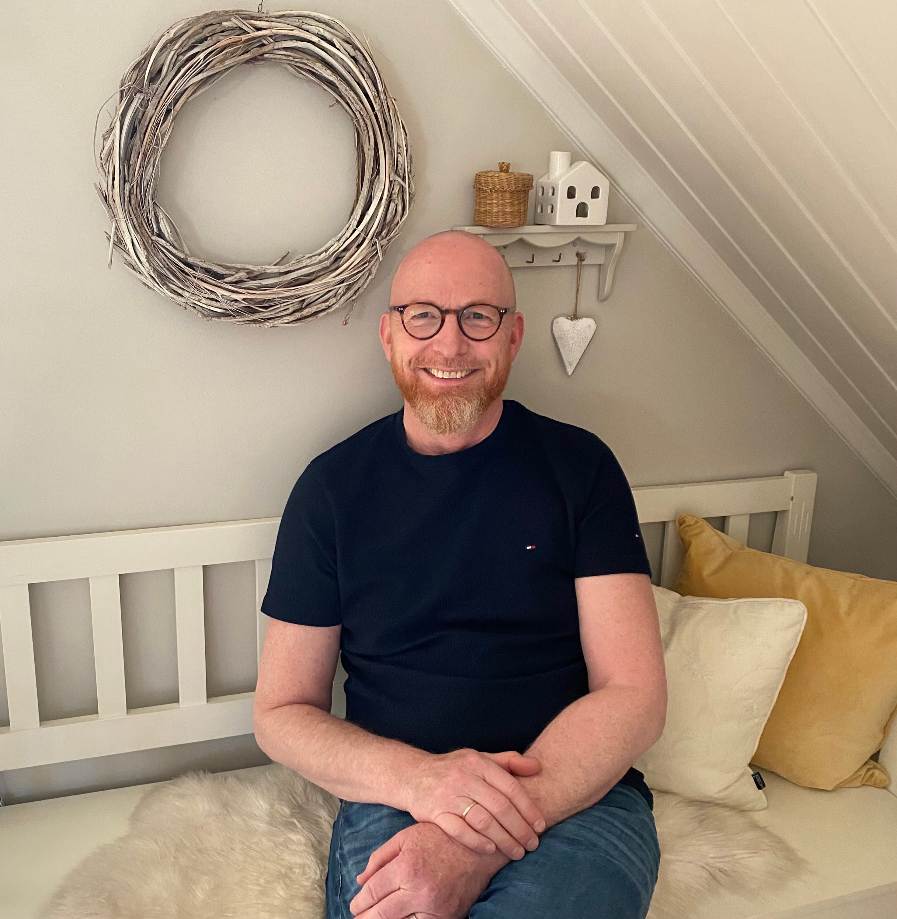 Pårørende av pasient sitter hjemme.