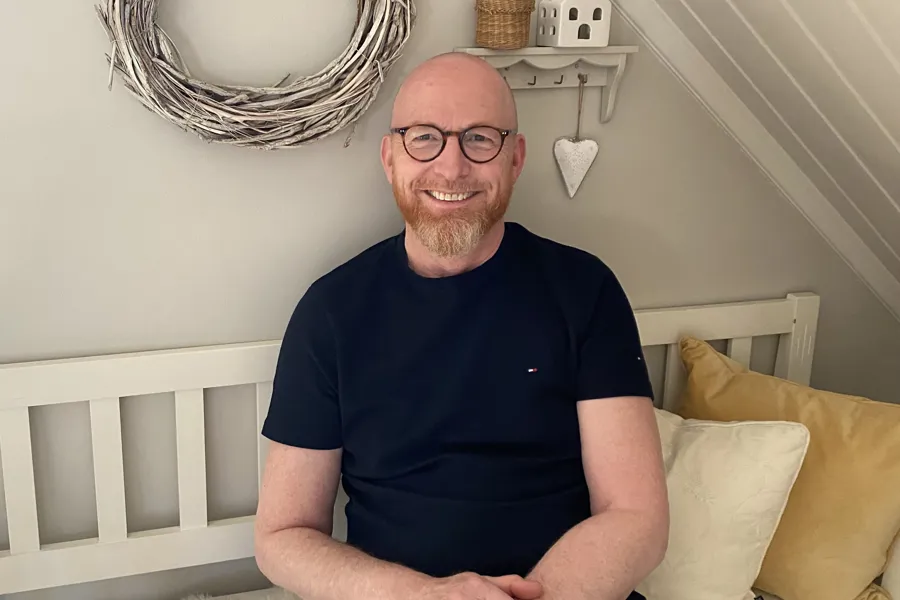 Pårørende av pasient sitter hjemme.