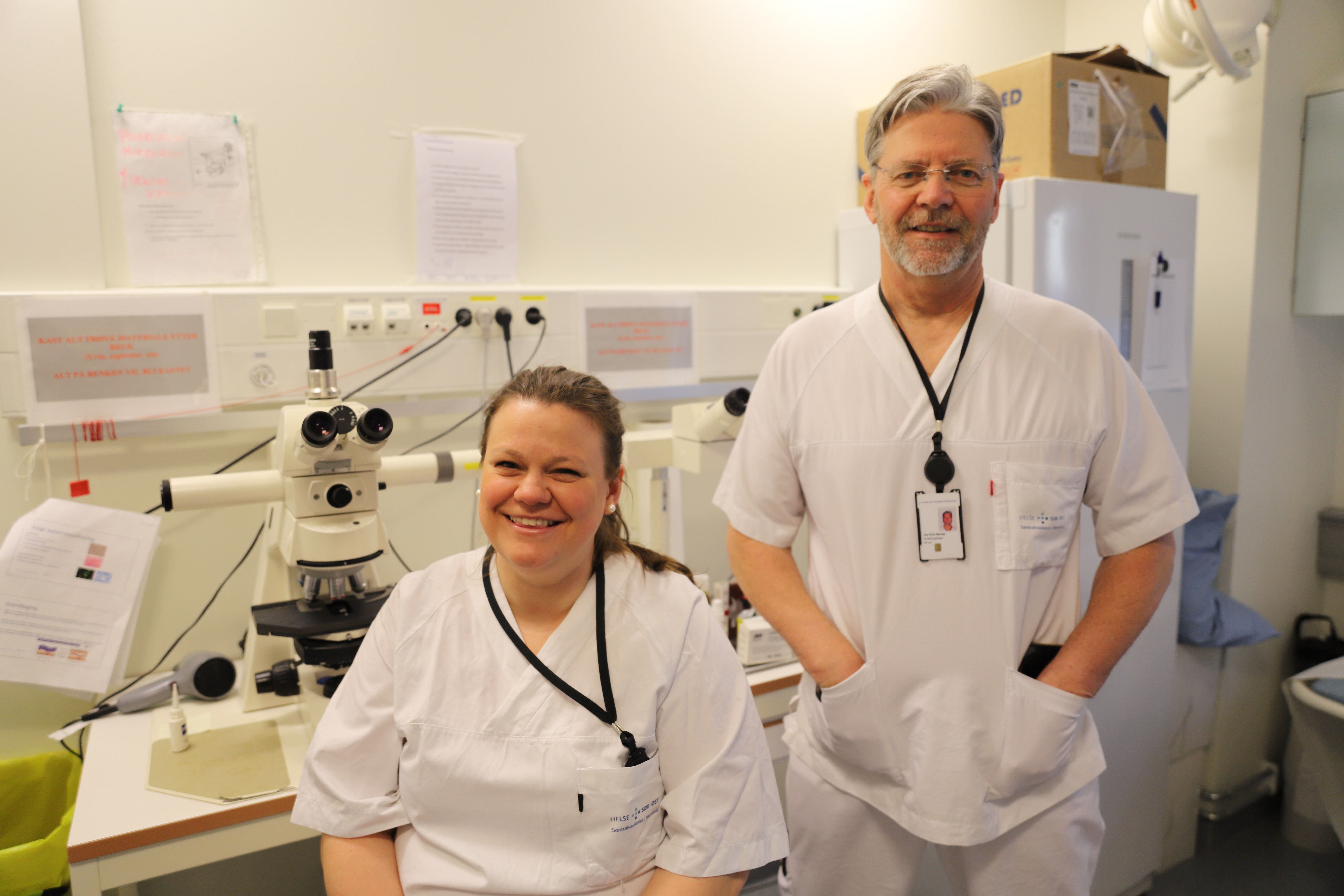 Bildet viser Kaja Therese Skjelsbæk-Rattan, konstituert overlege ved mikrobiologi og smittevern ved Ahus, sammen med overlege og avdelingsleder Jan Erik Berdal