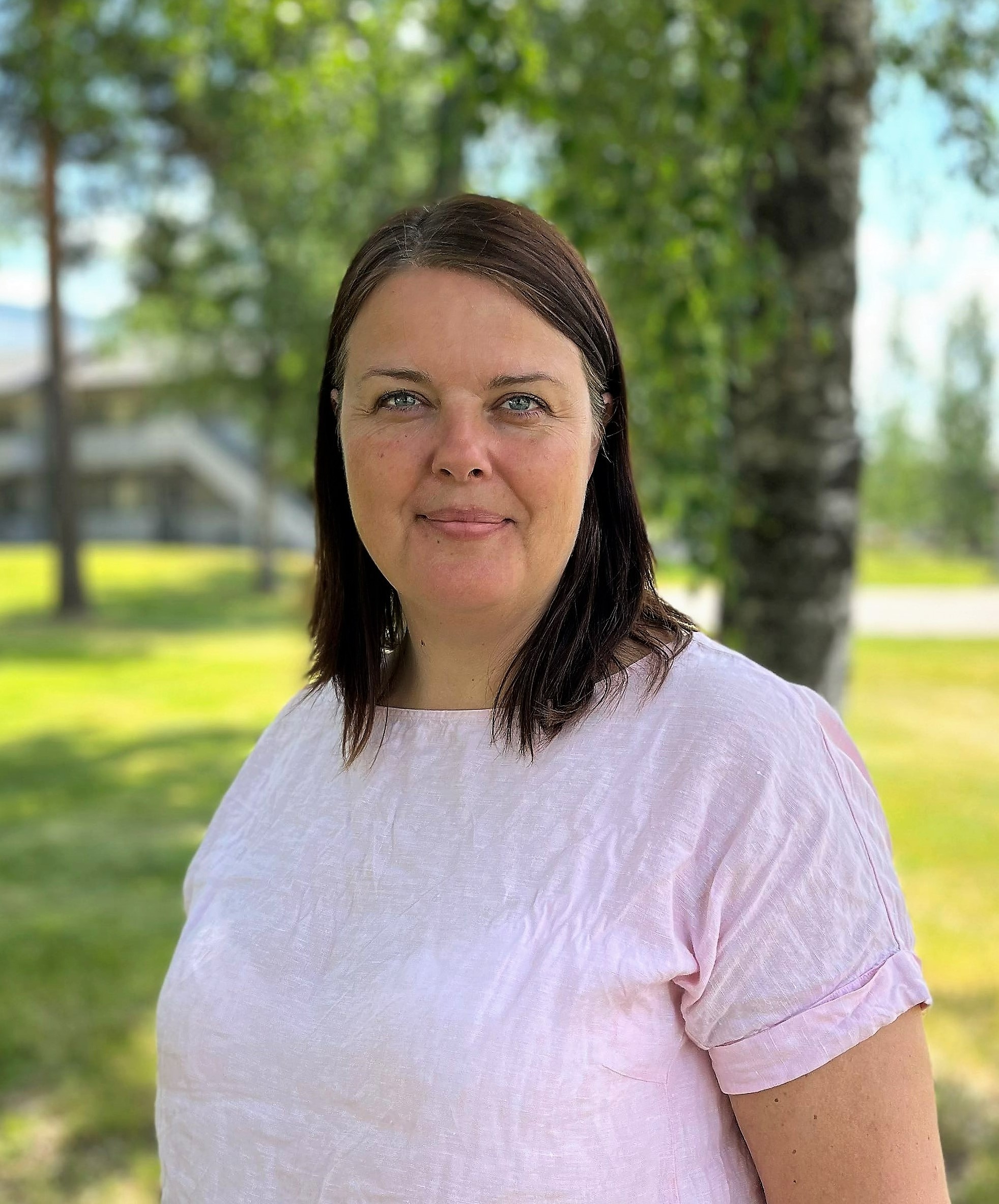 En dame som står i en park