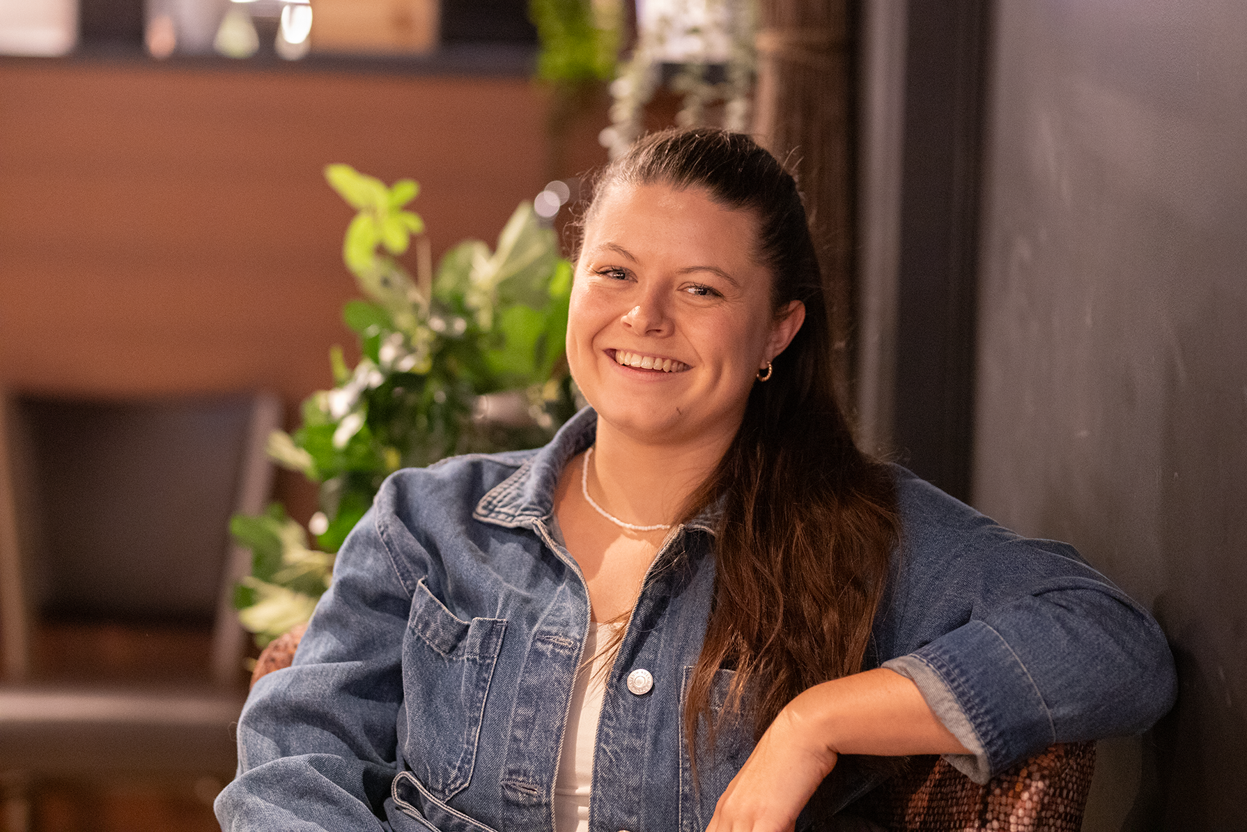 Kvinne smiler mot kamera