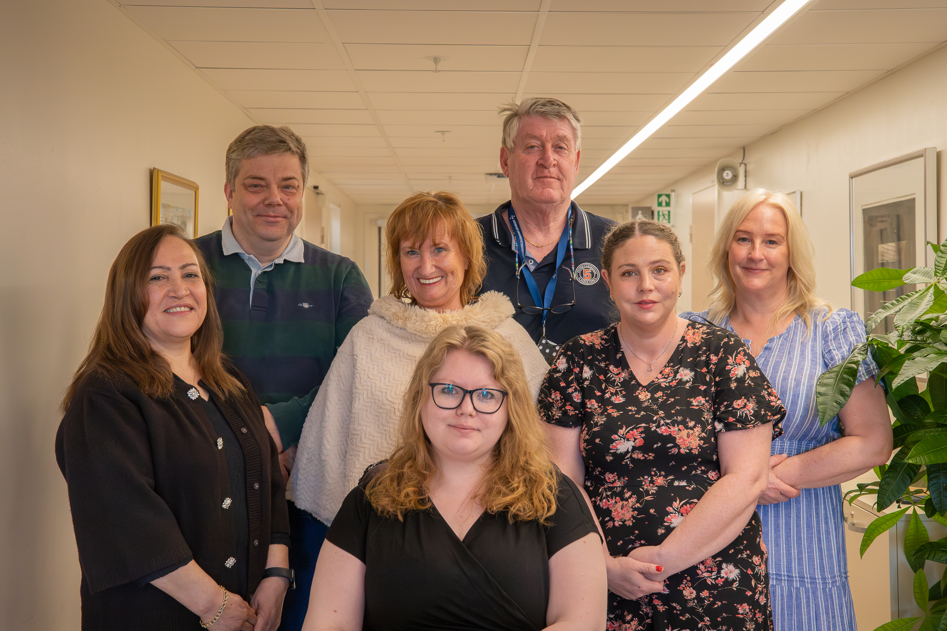 En gruppe mennesker som poserer for et bilde