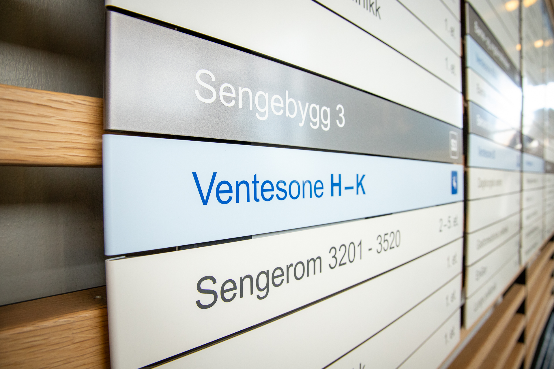 Bilde av skilt som viser oversikt over bygg, avdelinger og ventesoner