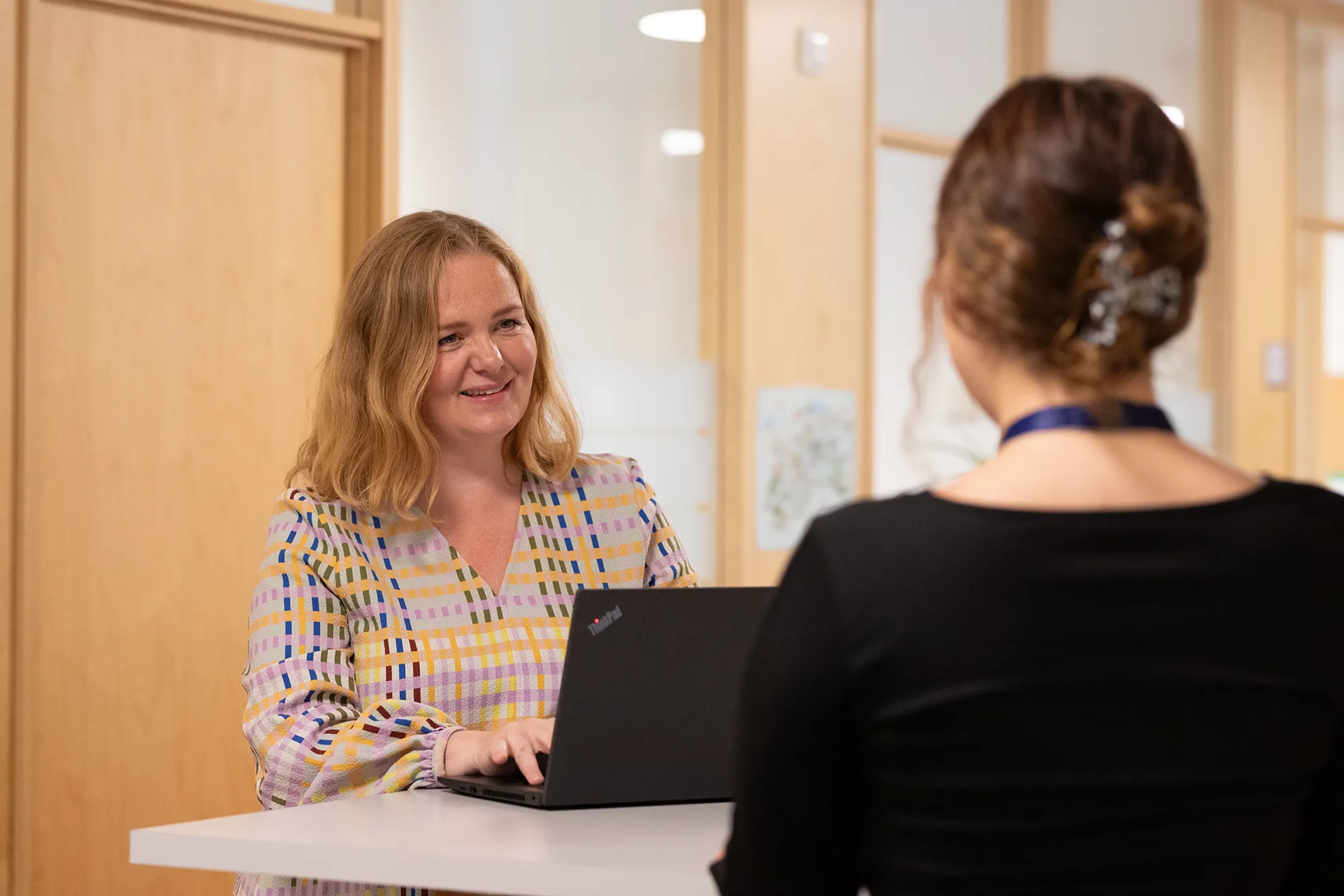 Kvinne i samtale med annen kvinne