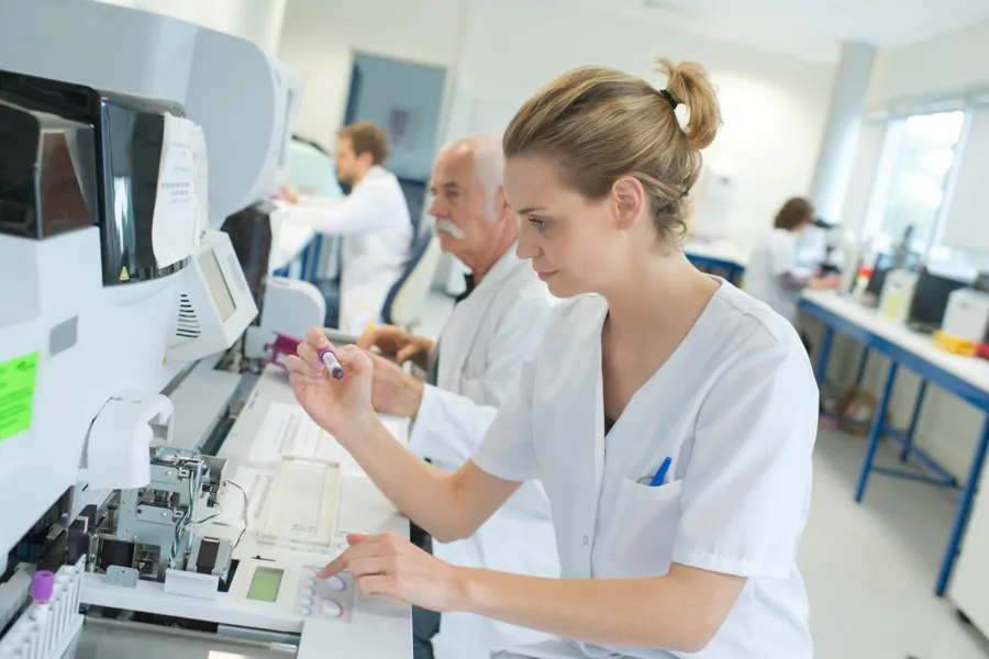 Noen få personer i et laboratorium