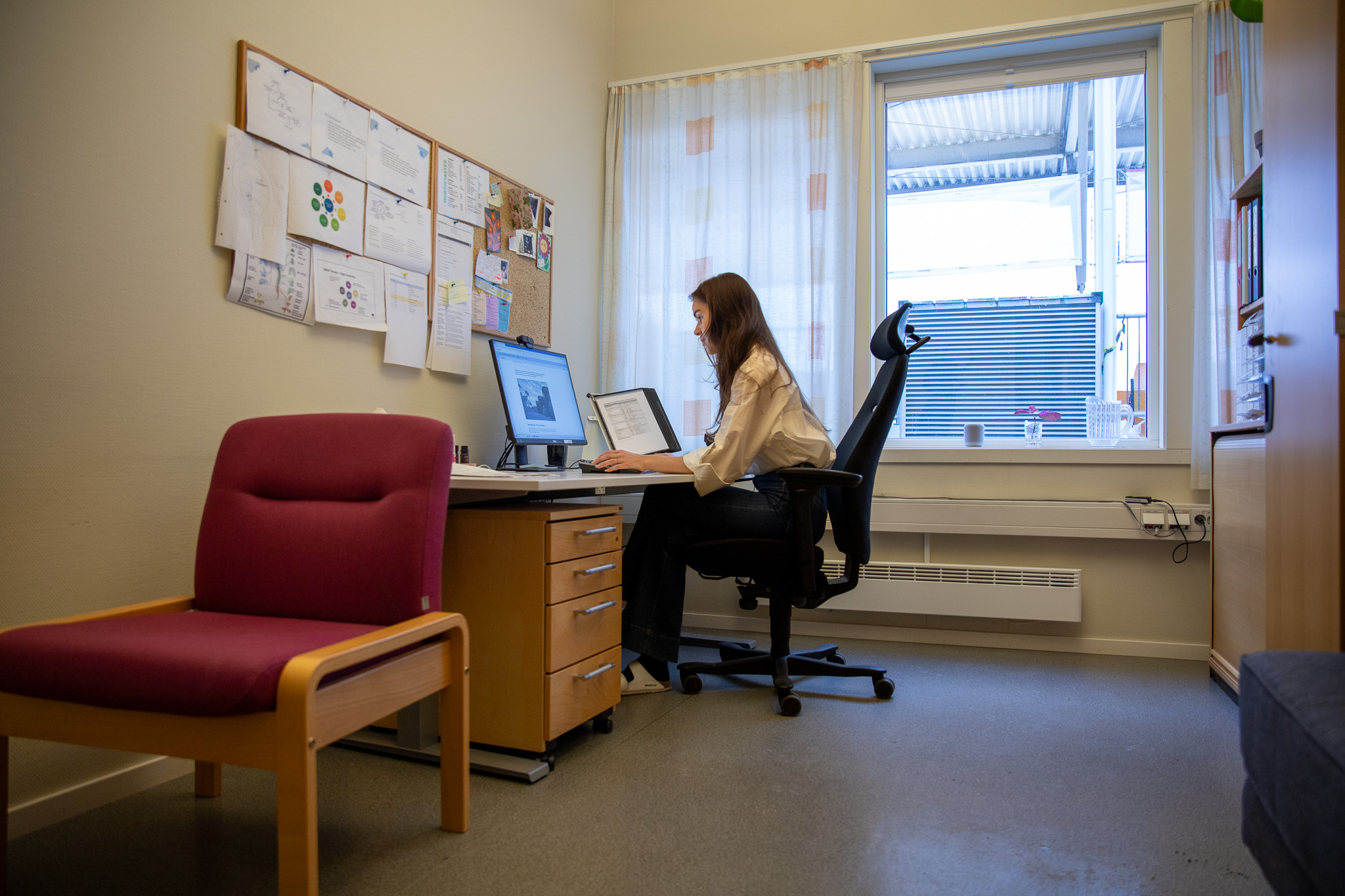 Bilde av psykolog som jobber på PC på kontoret
