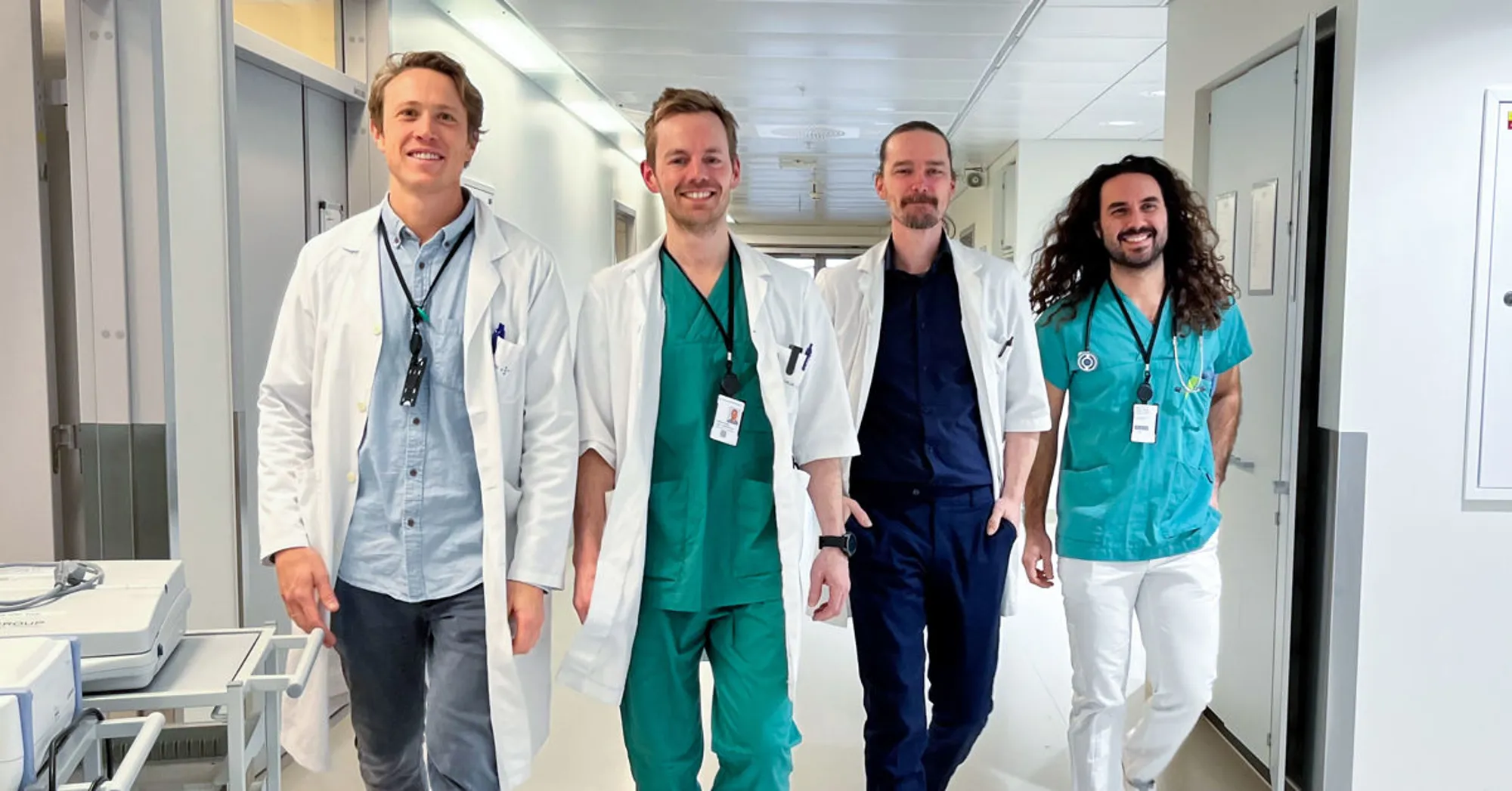 En gruppe mennesker som poserer for et bilde