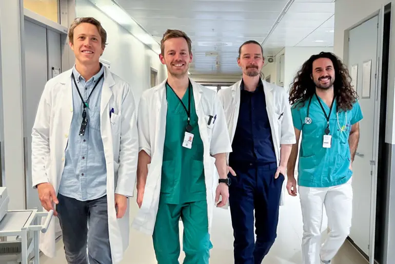 En gruppe mennesker som poserer for et bilde