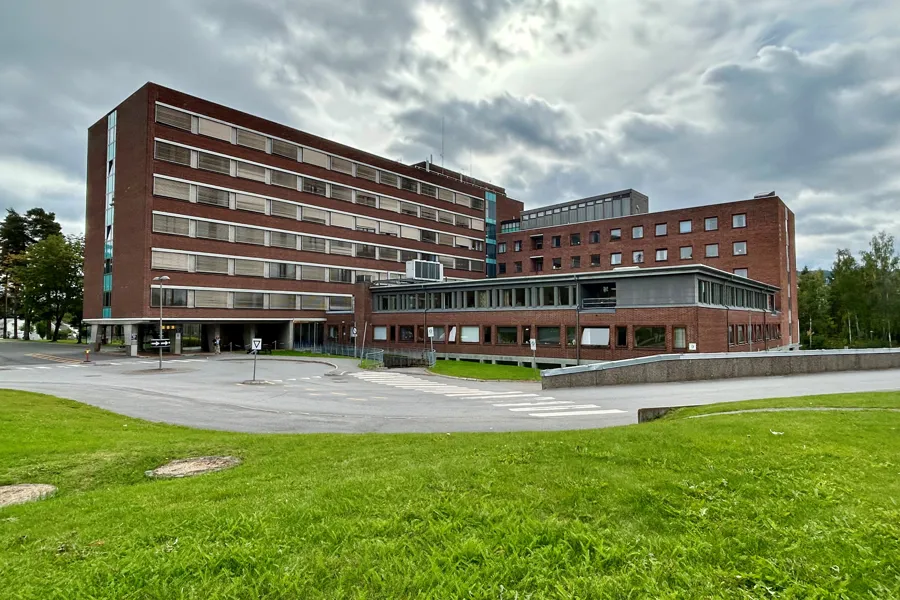 En stor bygning med grønn plen