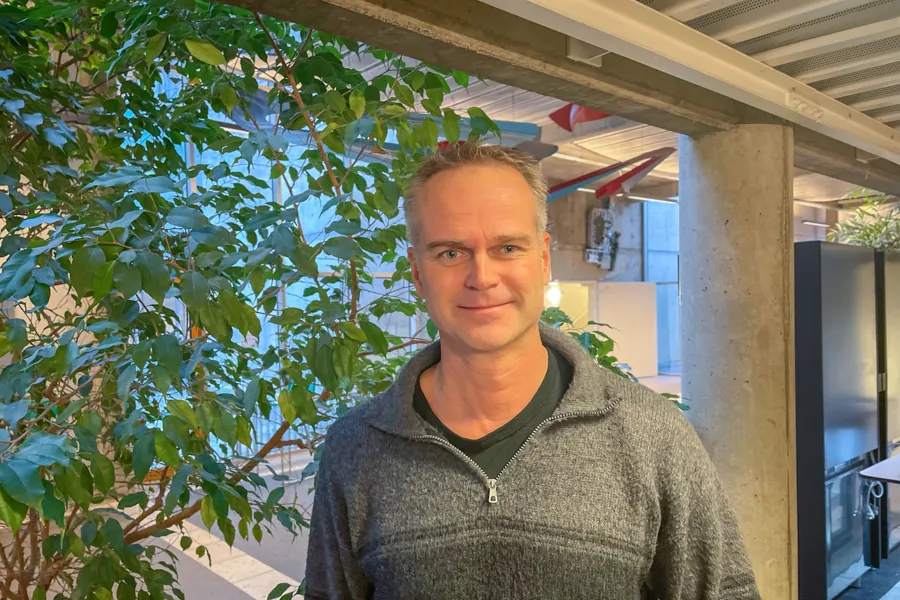 En mann som står under tak