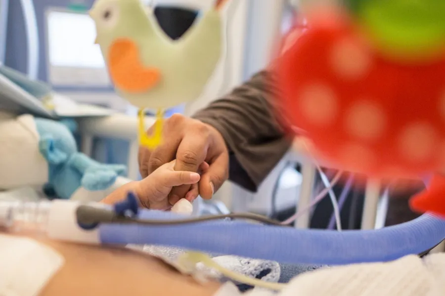 En person som holder en baby