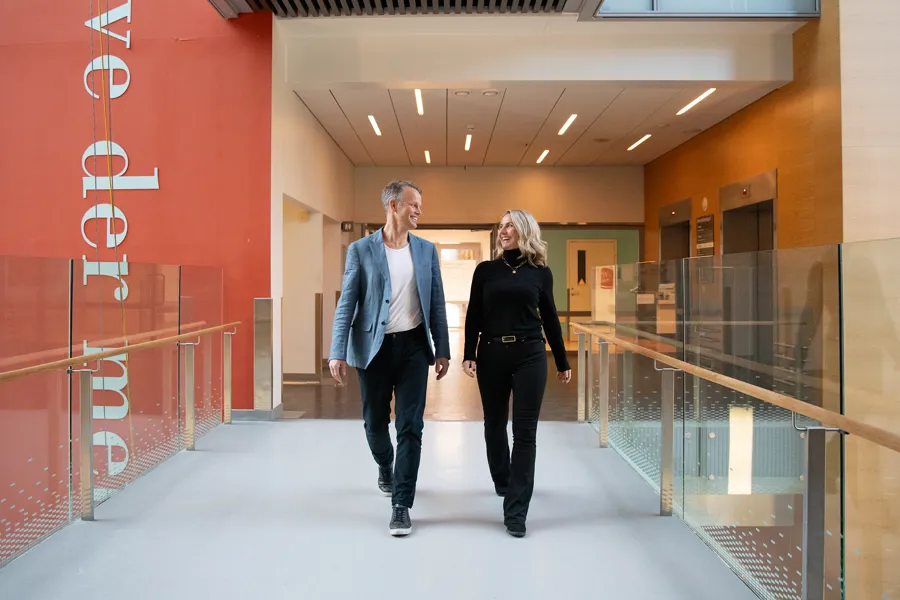 Mann og dame smiler mot hverandre