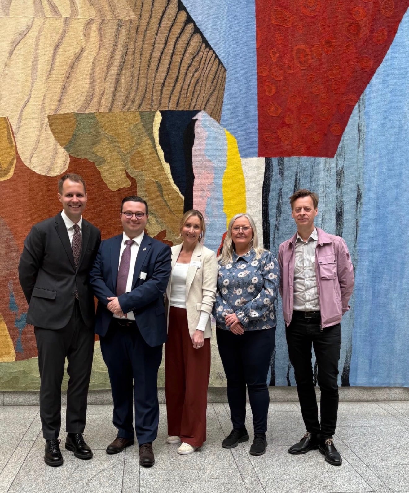 En gruppe mennesker som poserer for et bilde