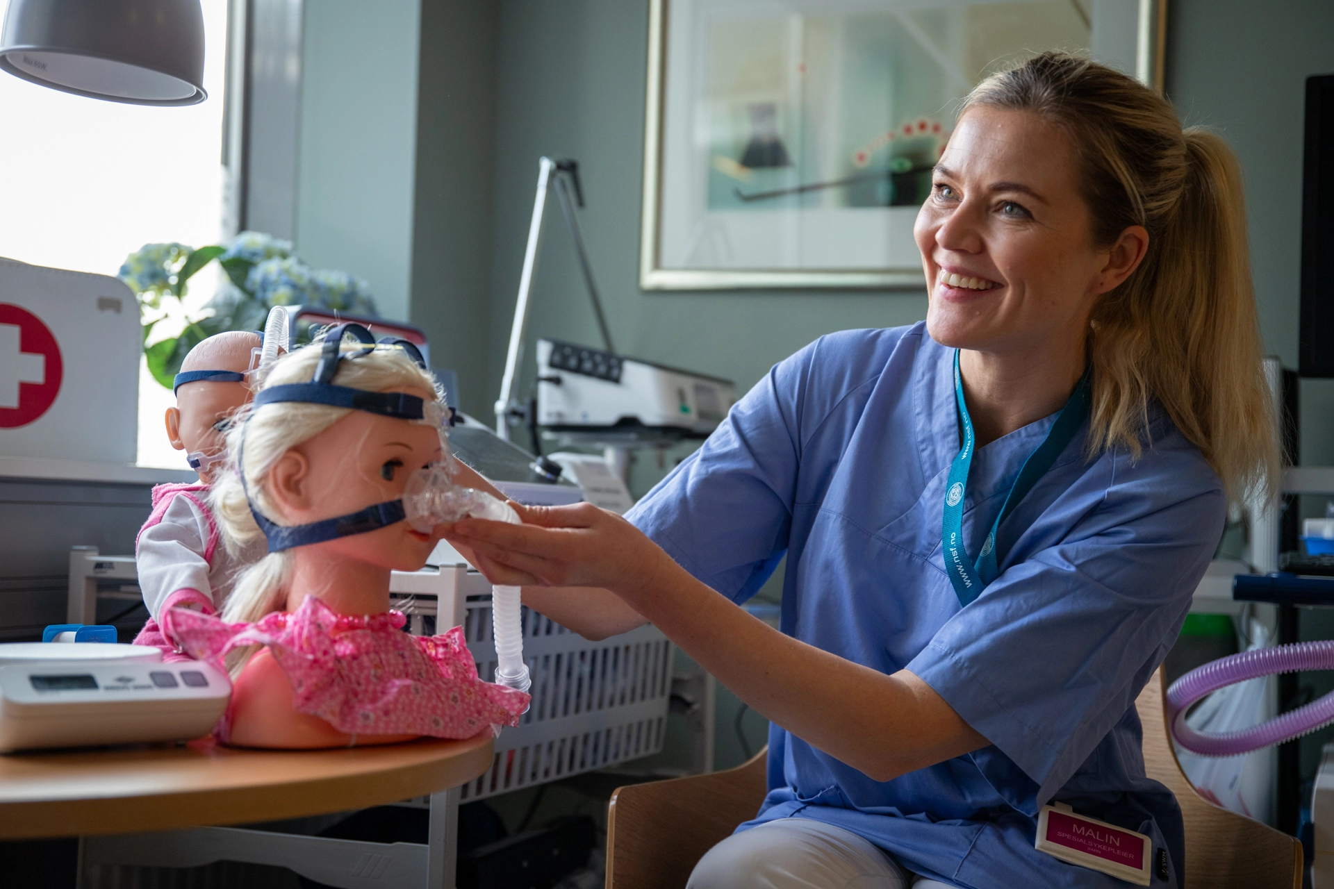 En kvinne i en sykehusseng