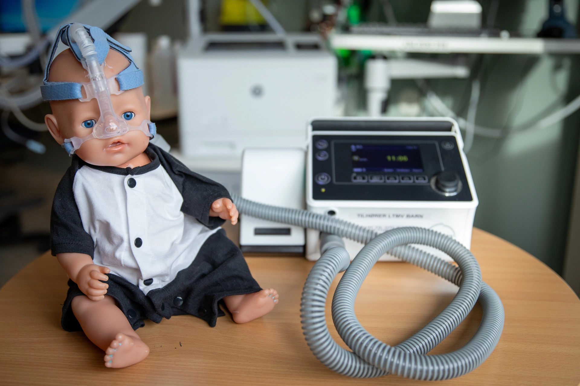 En dukke ved siden av en maskin