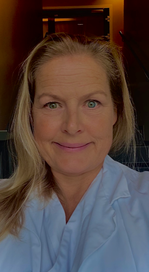 En kvinne med blondt hår