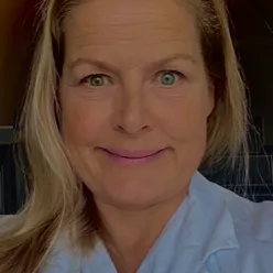 En kvinne med blondt hår