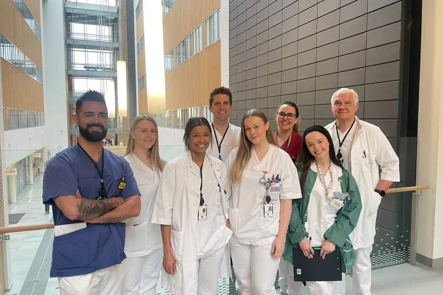 En gruppe mennesker som poserer for et bilde