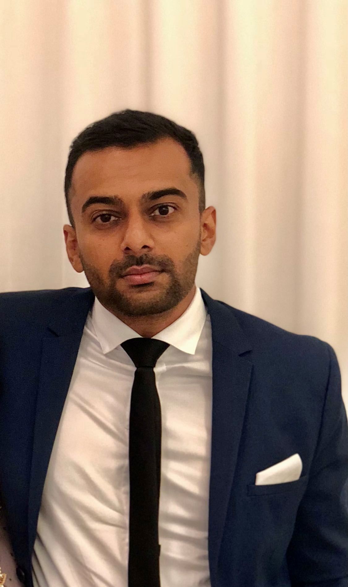 En mann i dress og slips