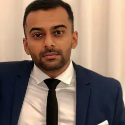 En mann i dress og slips