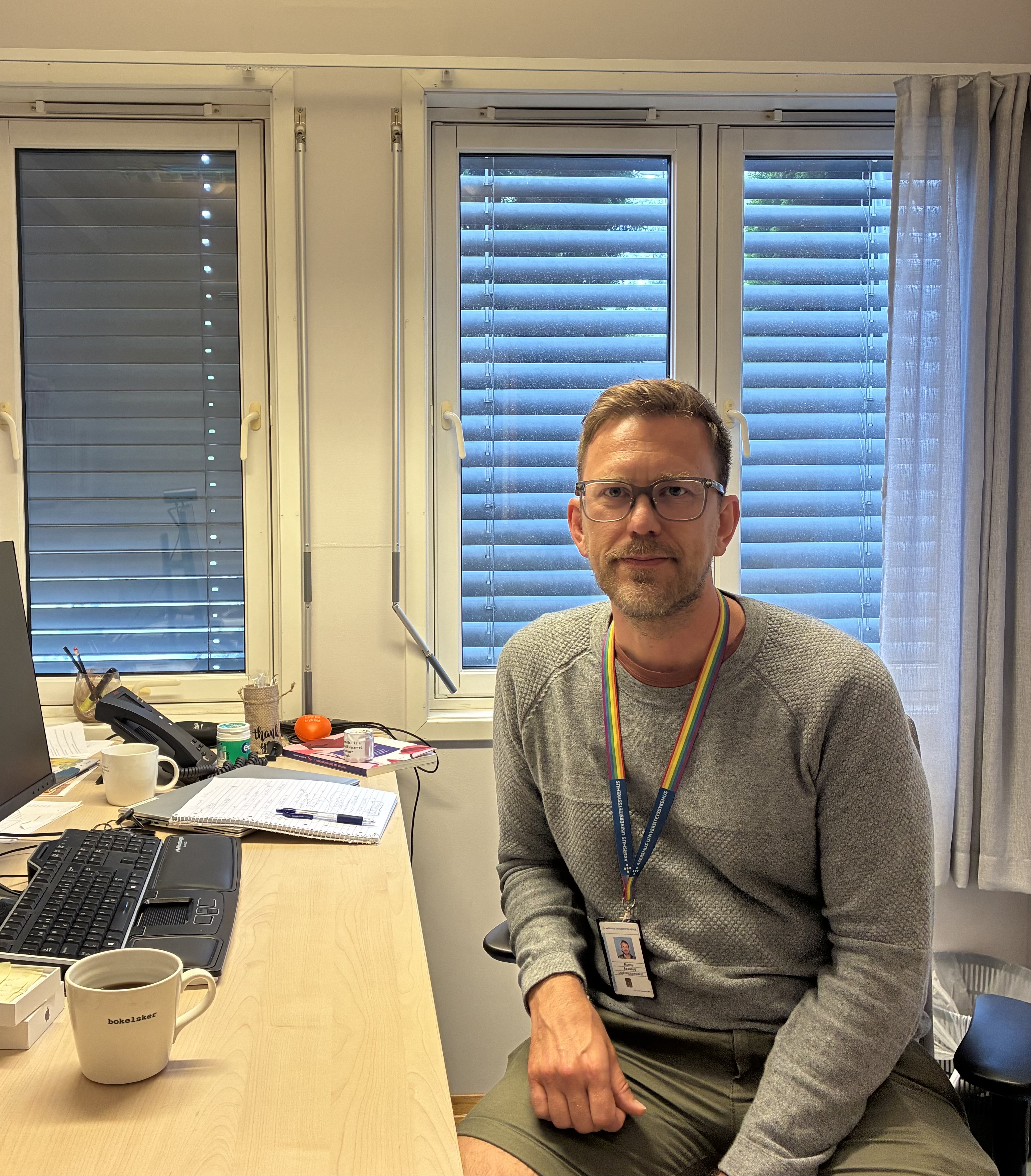 En mann som sitter ved et skrivebord