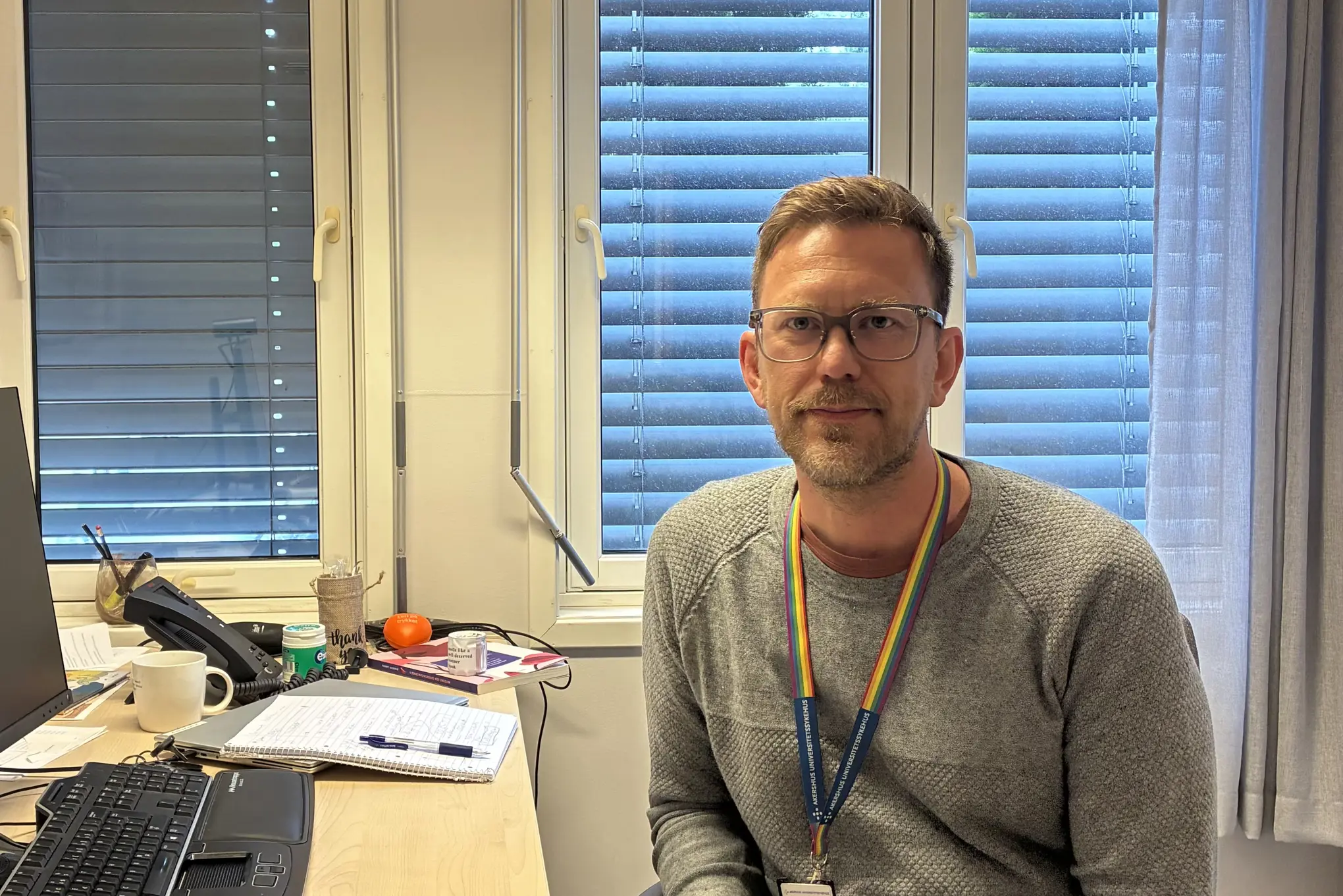 En mann som sitter ved et skrivebord
